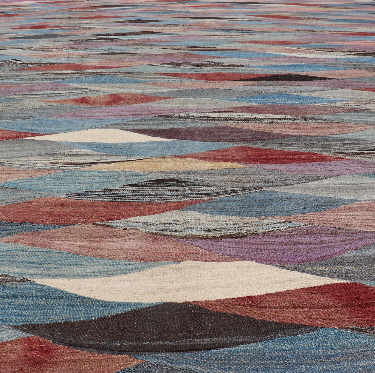 Großer farbenfroher flachgewebter Kelim-Teppich mit modernem Design im Angebot 3