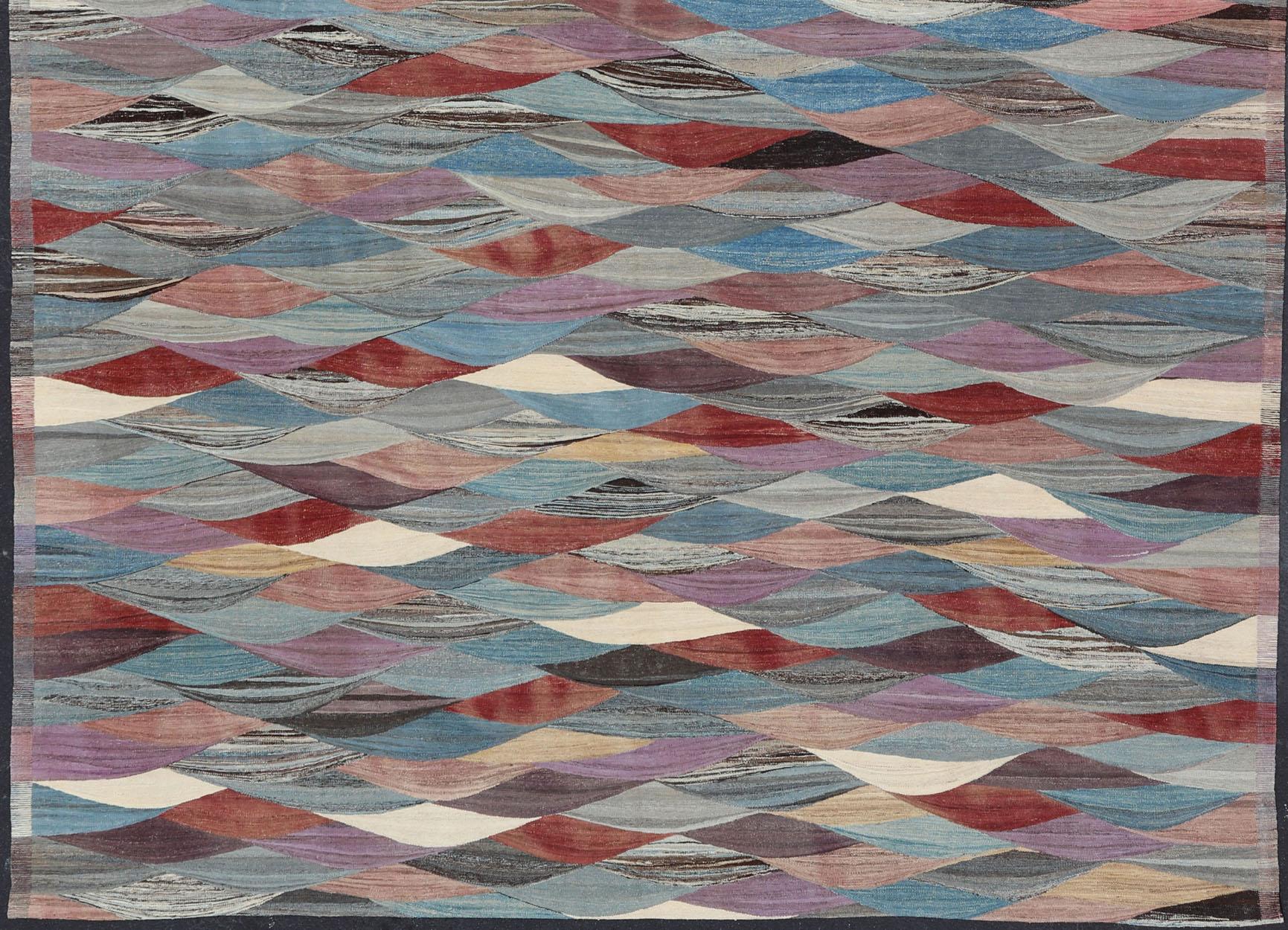 Großer farbenfroher flachgewebter Kelim-Teppich mit modernem Design (Handgewebt) im Angebot