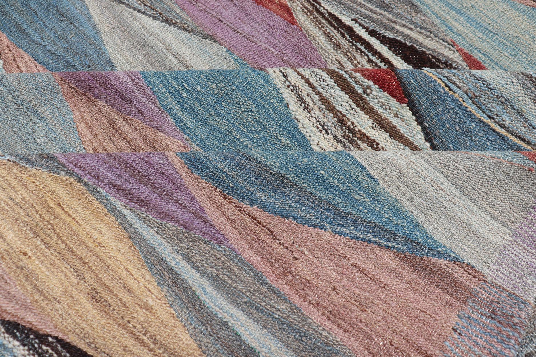 Großer farbenfroher flachgewebter Kelim-Teppich mit modernem Design (Wolle) im Angebot