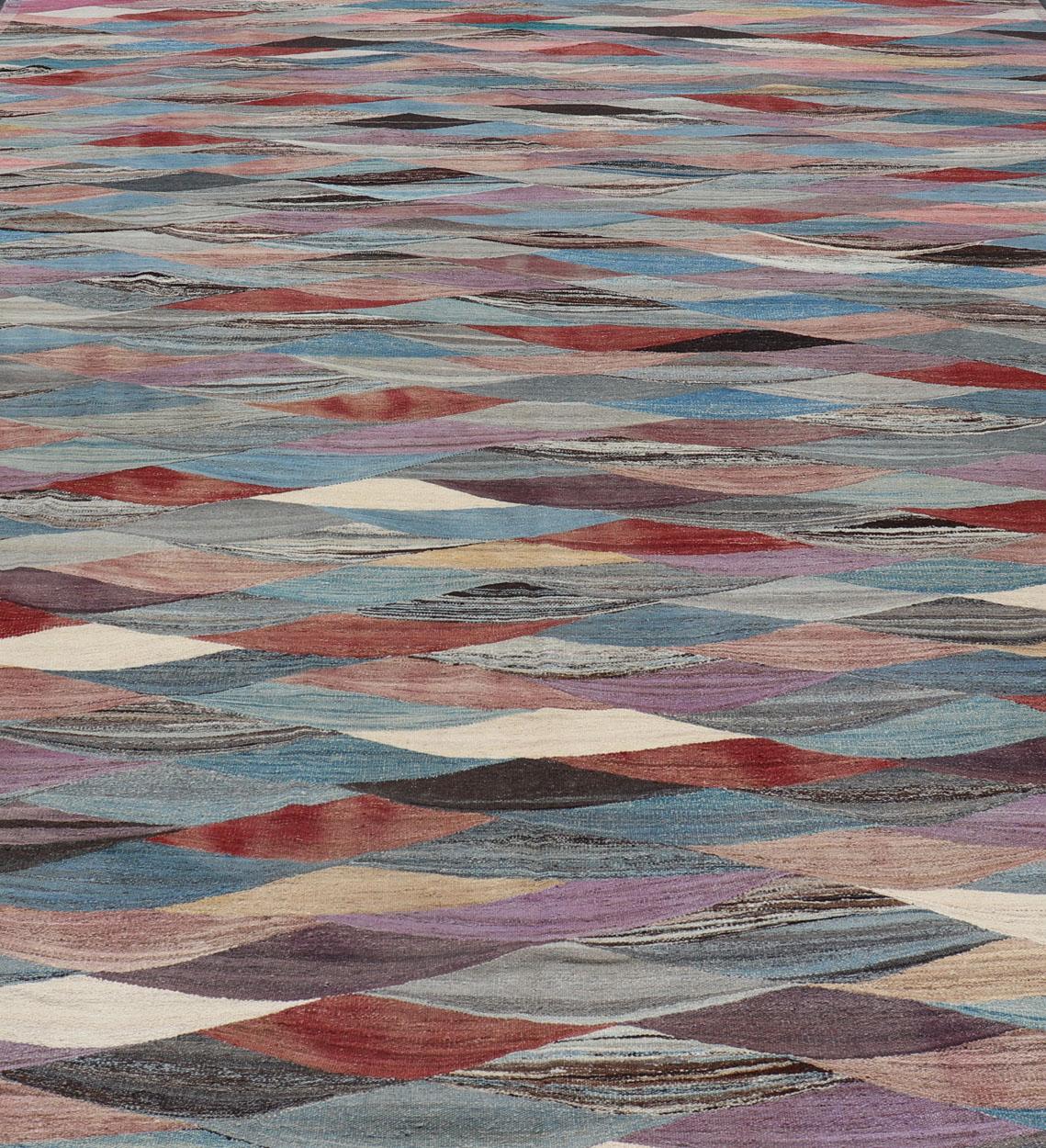 Großer farbenfroher flachgewebter Kelim-Teppich mit modernem Design im Angebot 1