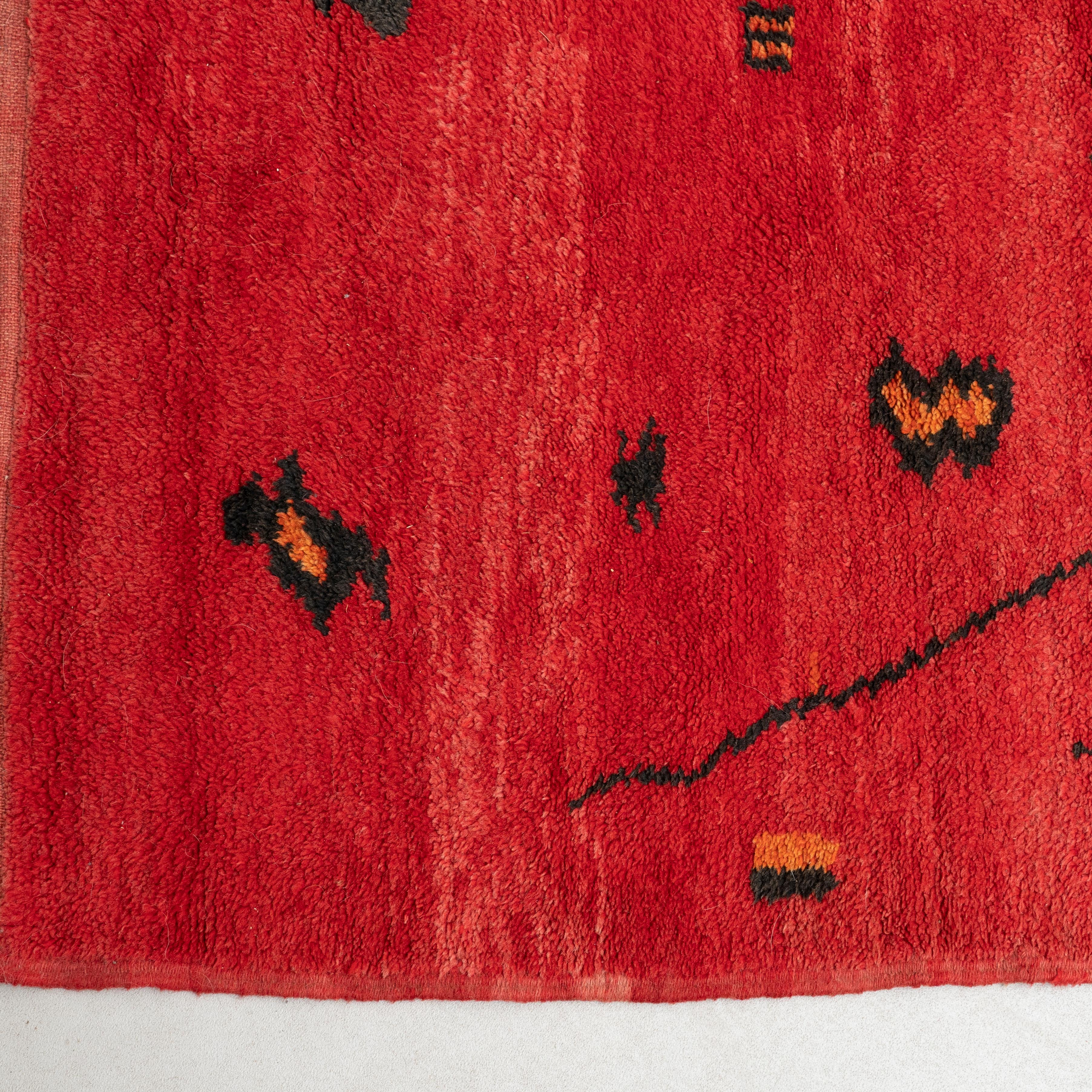 Handgefertigter marokkanischer Teppich aus gewebter Wolle.

Hergestellt von einem unbekannten Hersteller in Marokko, um 1960.

Originaler Zustand mit geringen alters- und gebrauchsbedingten Abnutzungserscheinungen, die eine schöne Patina erhalten