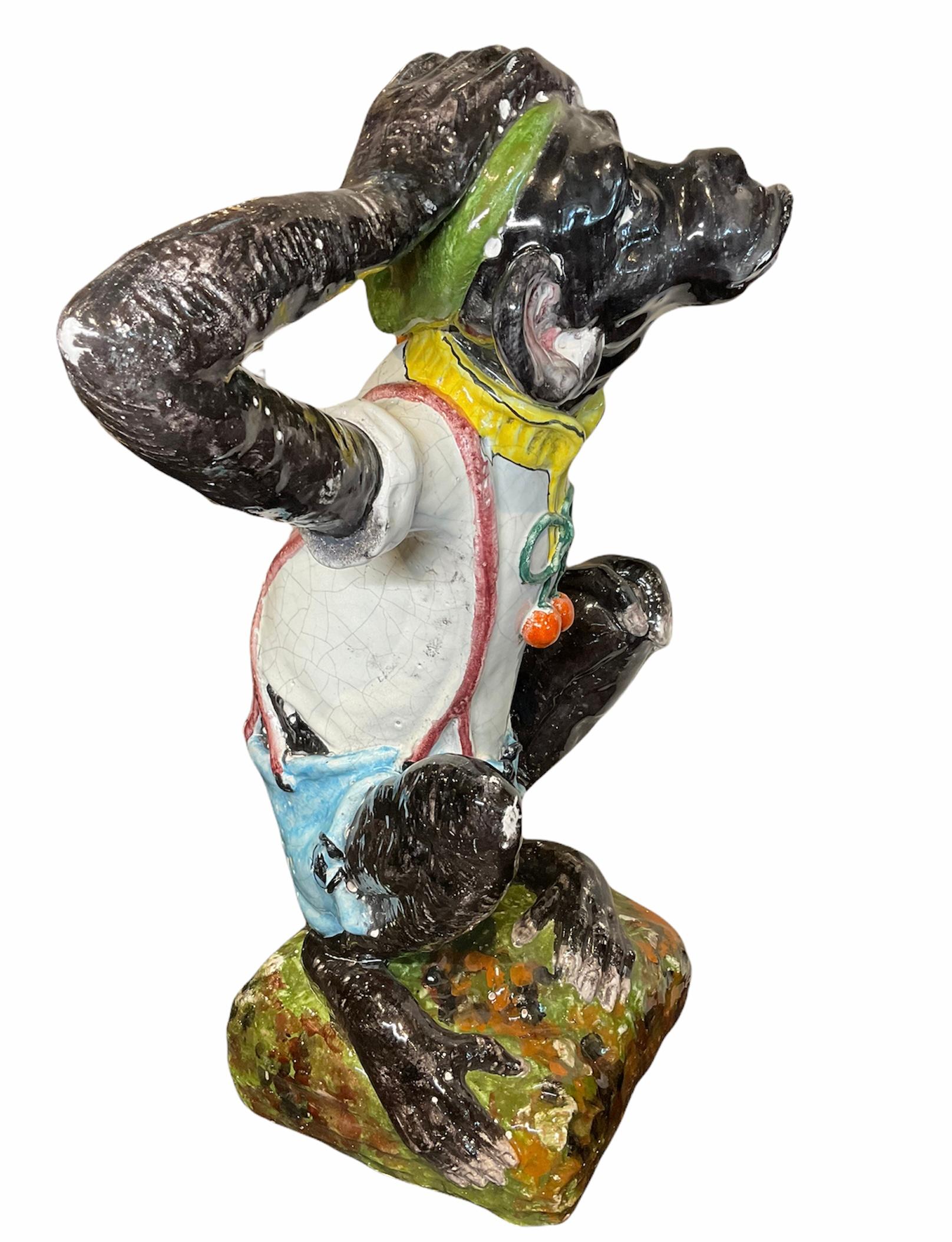 Victorien Grande sculpture de singe en majolique colorée peinte à la main en vente