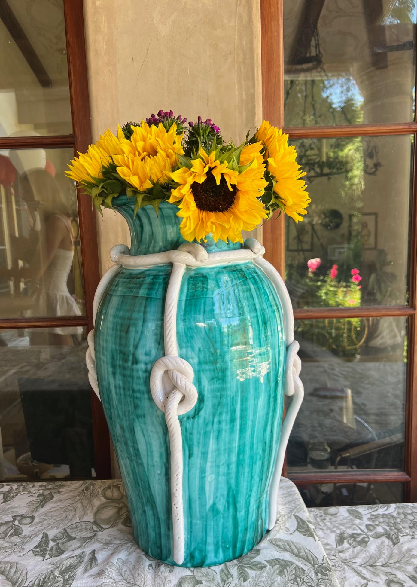 Große italienische Majolika-Vase, handbemalt in Türkis, umgeben von einem weißen Keramikseil. Signiert Italien auf der Unterseite. Guter Zustand, zwei Flecken an einem Seilknoten, siehe Bild.