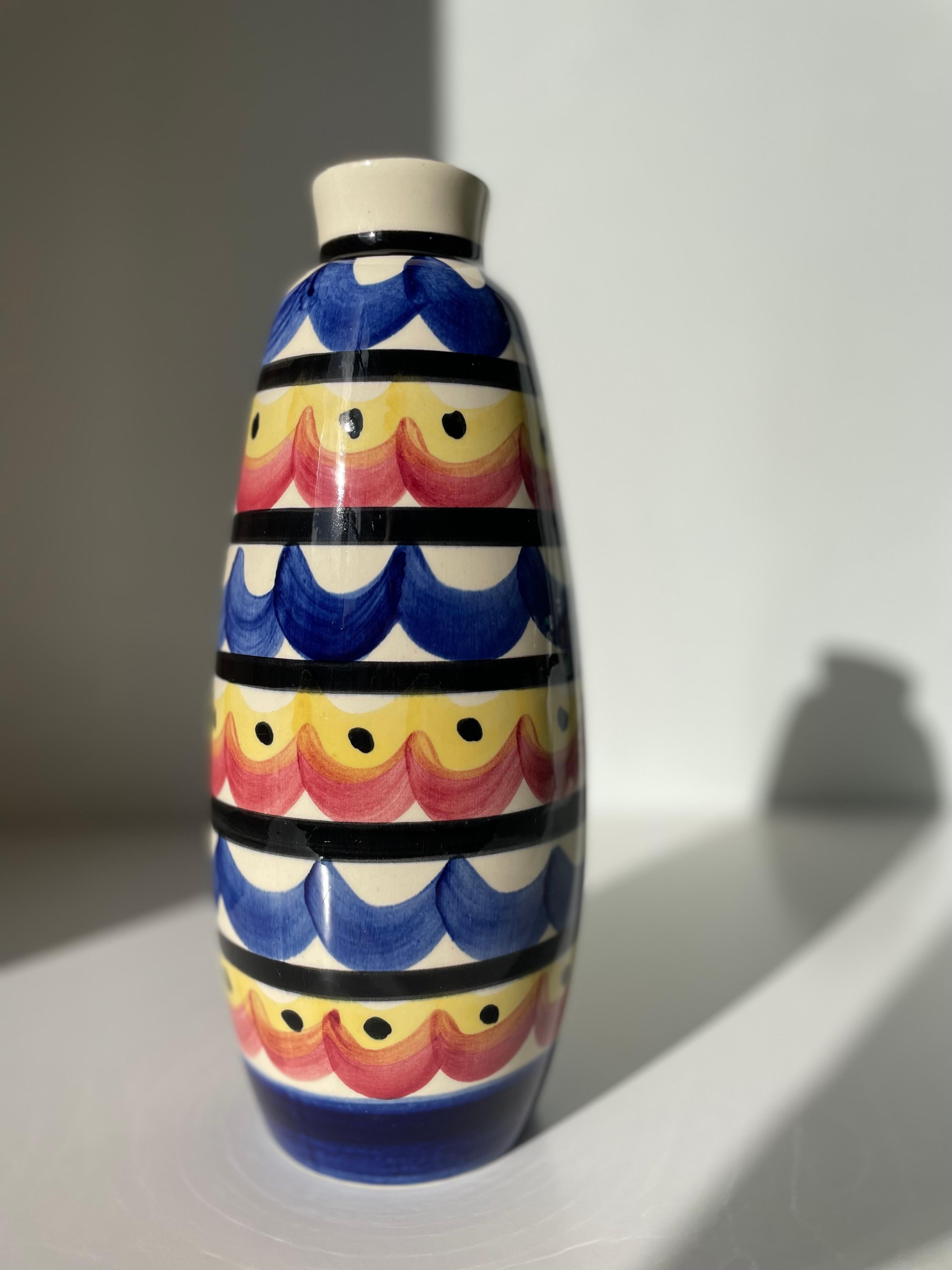 Grand vase maximaliste moderne multicolore fabriqué par Strehla dans les années 1970. Décorations lignées, ondulées et pointillées, peintes à la main mais symétriques, en noir, bleu, rouge et jaune. Estampillé et numéroté sous la base. Belle