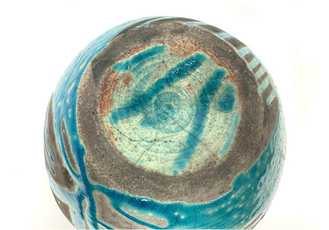 Großer bunter Raku-Kieselstein und glasierter Krug (Töpferwaren) im Angebot