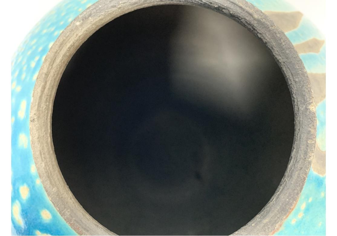 Großer bunter Raku-Kieselstein und glasierter Krug im Angebot 1