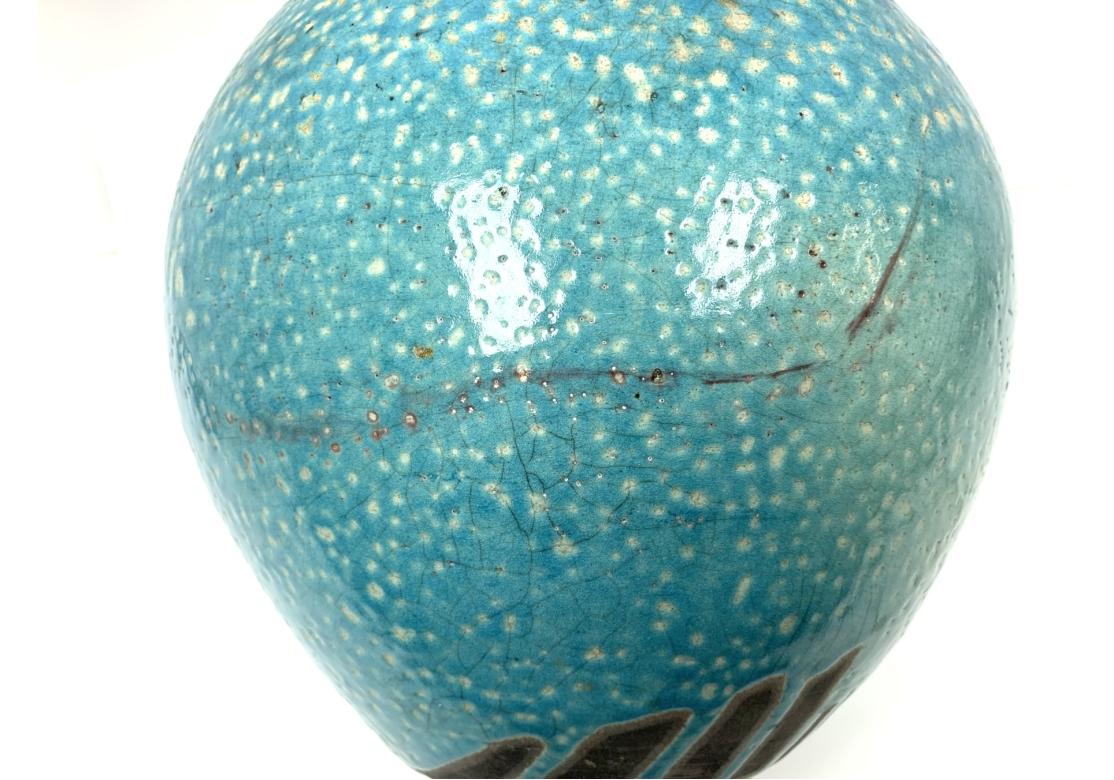 Großer bunter Raku-Kieselstein und glasierter Krug im Angebot 2