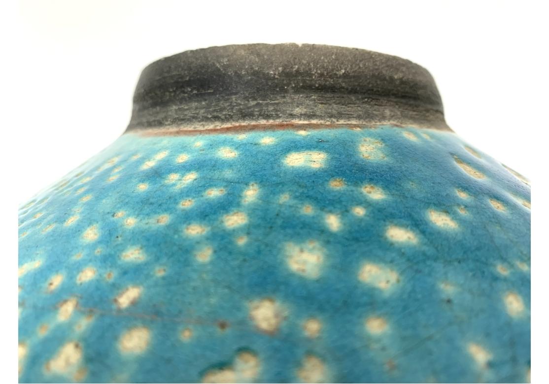 Großer bunter Raku-Kieselstein und glasierter Krug im Angebot 3