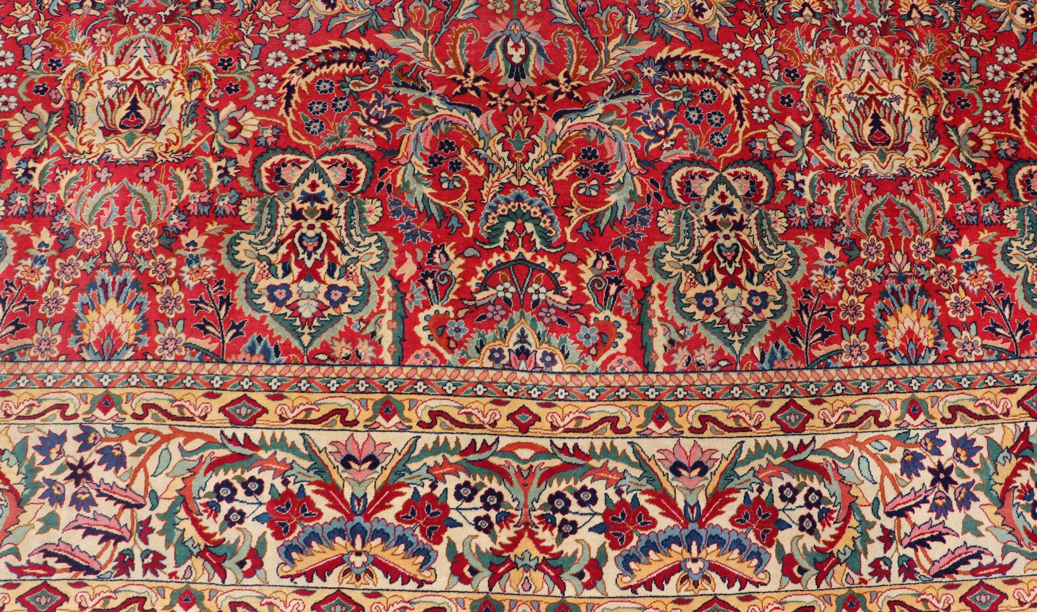Großer farbenfroher Täbris-Teppich in All-Over-Blumenmuster in rotem Hintergrund und Elfenbein im Zustand „Gut“ im Angebot in Atlanta, GA