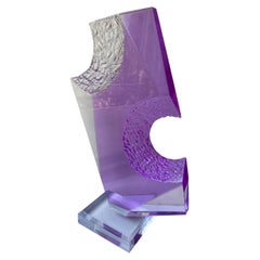 Grande scultura triangolare colorata in lucite di Shlomi Haziza