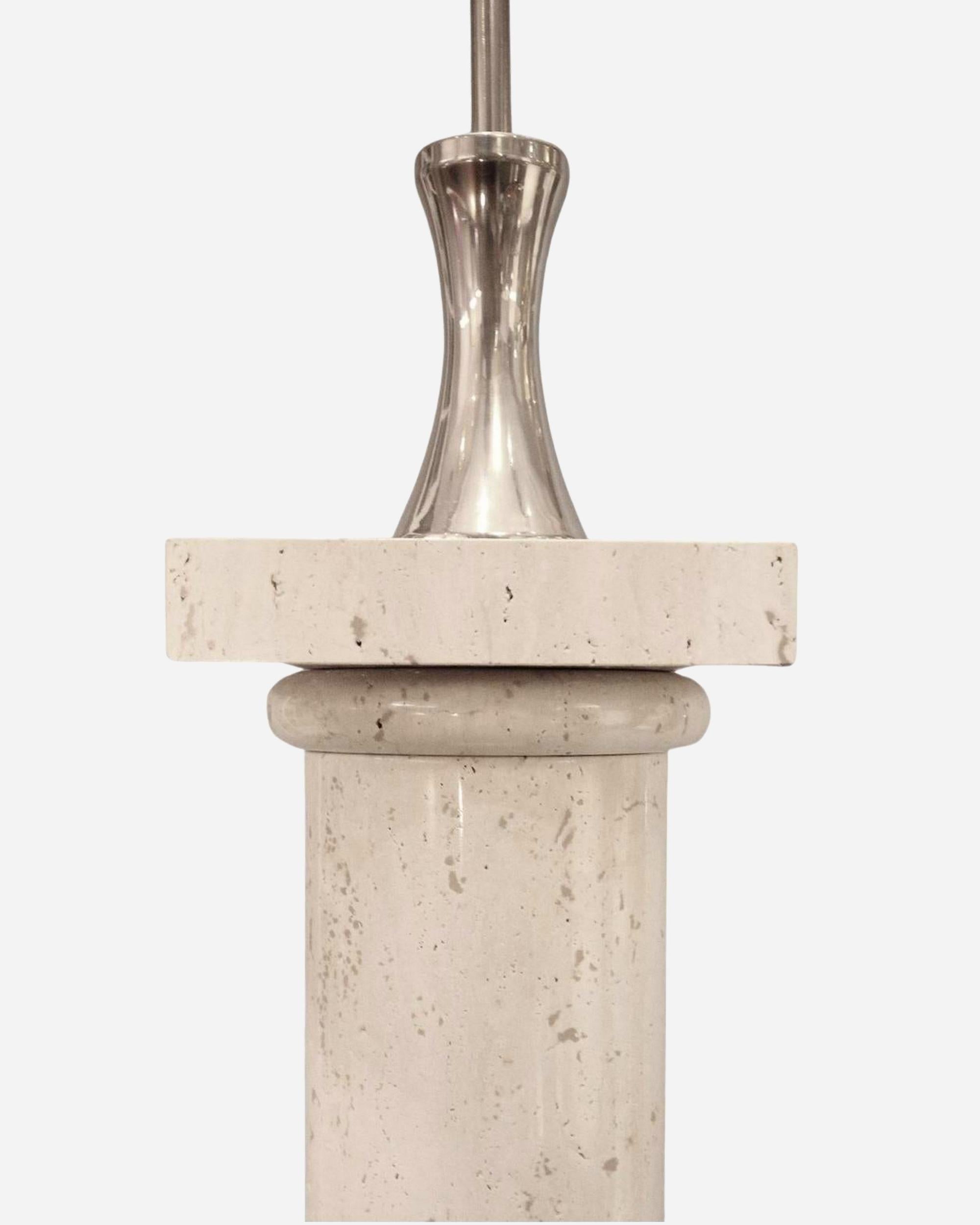Seltene große gedrehte Travertinlampe und vernickeltes Metall, in Form einer antiken Säule.

Neuerer Lampenschirm aus cremefarbener Baumwolle, der dem Original nachempfunden ist.

Gesamthöhe: 165 cm (65 Zoll - 5,42 Fuß)
Abmessungen der Basis: 24,5