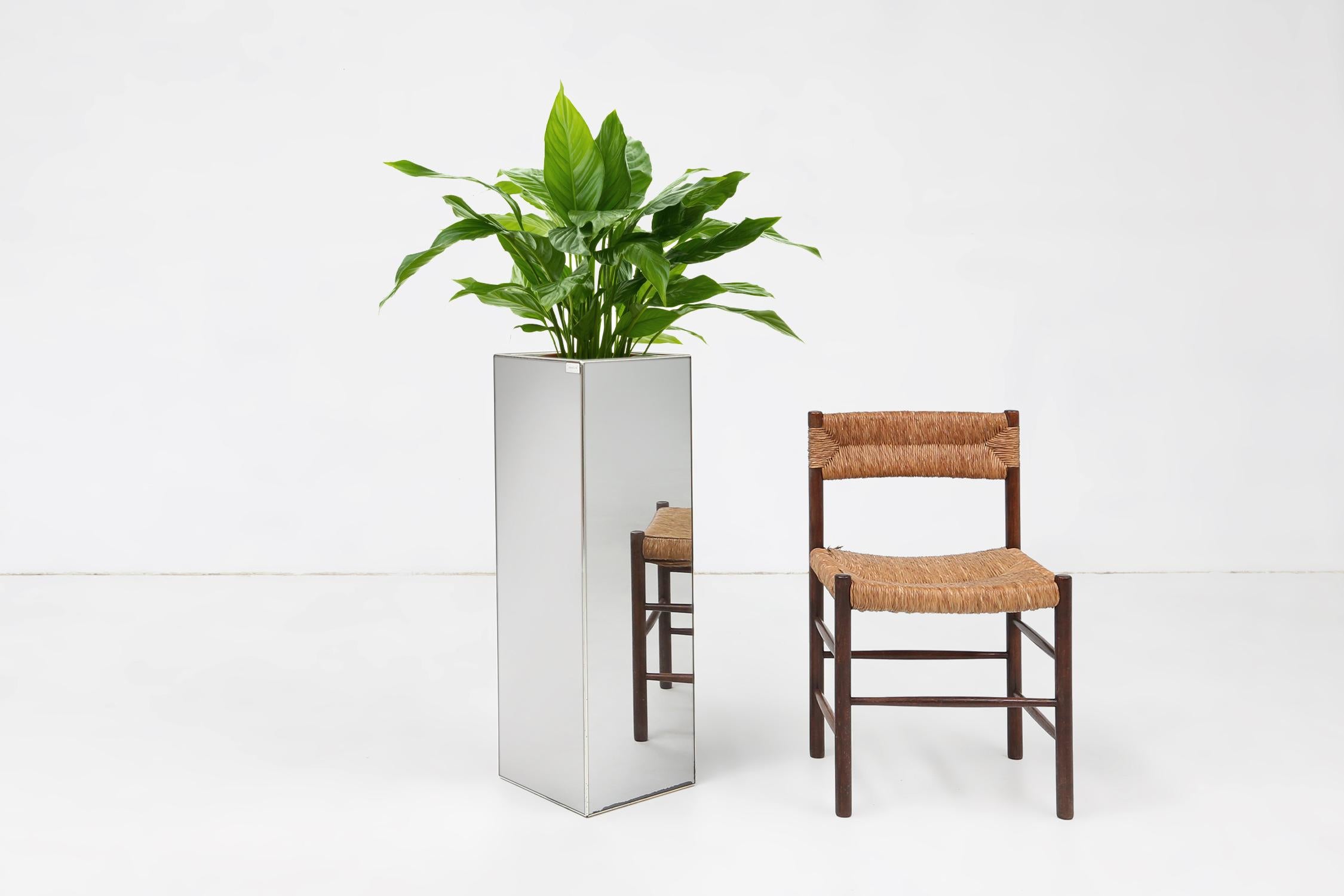 Belgium / 1980 / plant display stand / planter / mirror / Deknudt / mid-century / design / vintage

A large mirror column planter or plant display made in Belgium, 1980. This exquisite planter has 4 mirrored sides that are finished with a