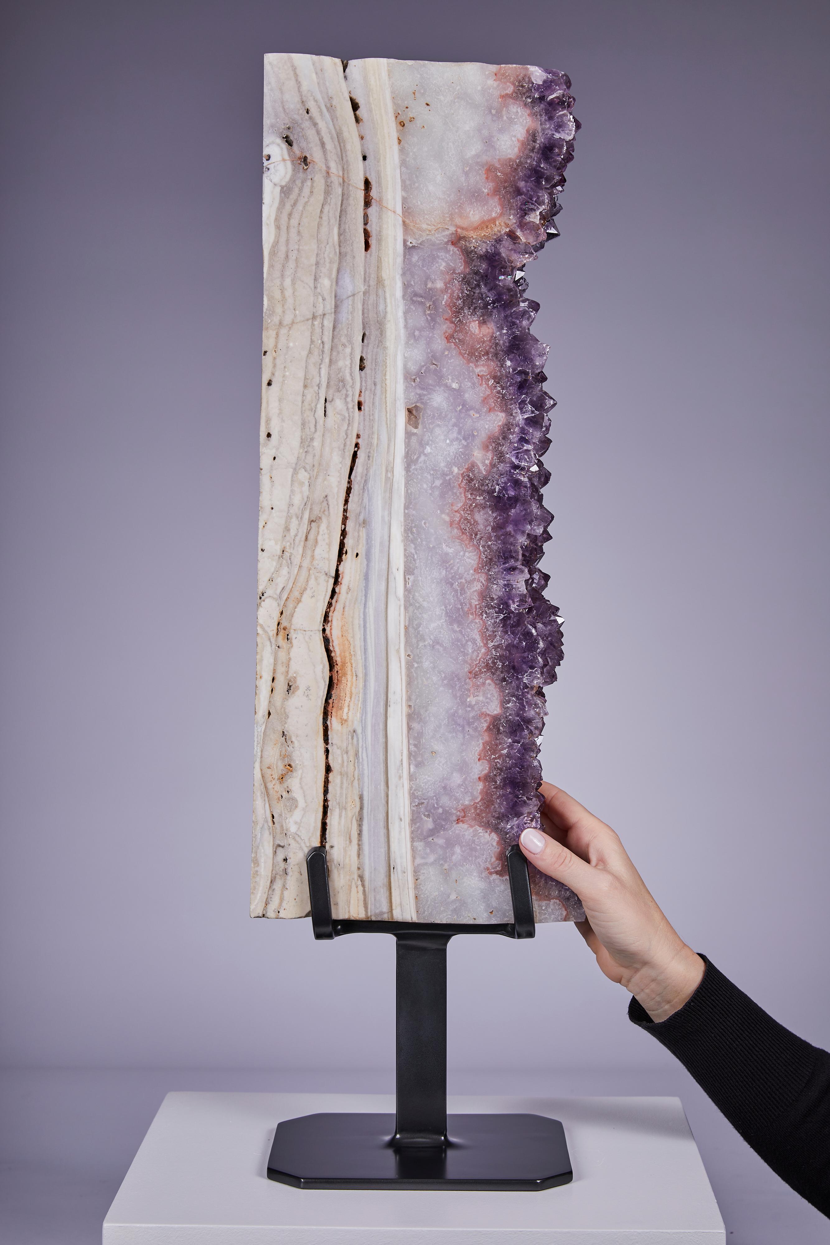 Auffallend große vertikale Präsentation mit lebhaftem violettem Amethyst, eingefasst von einer dicken Achatschicht.  Eines von vier beeindruckenden Exemplaren.  Stücke wie dieses sind schwer zu finden, da die Größe und Form der Muttergeode für eine