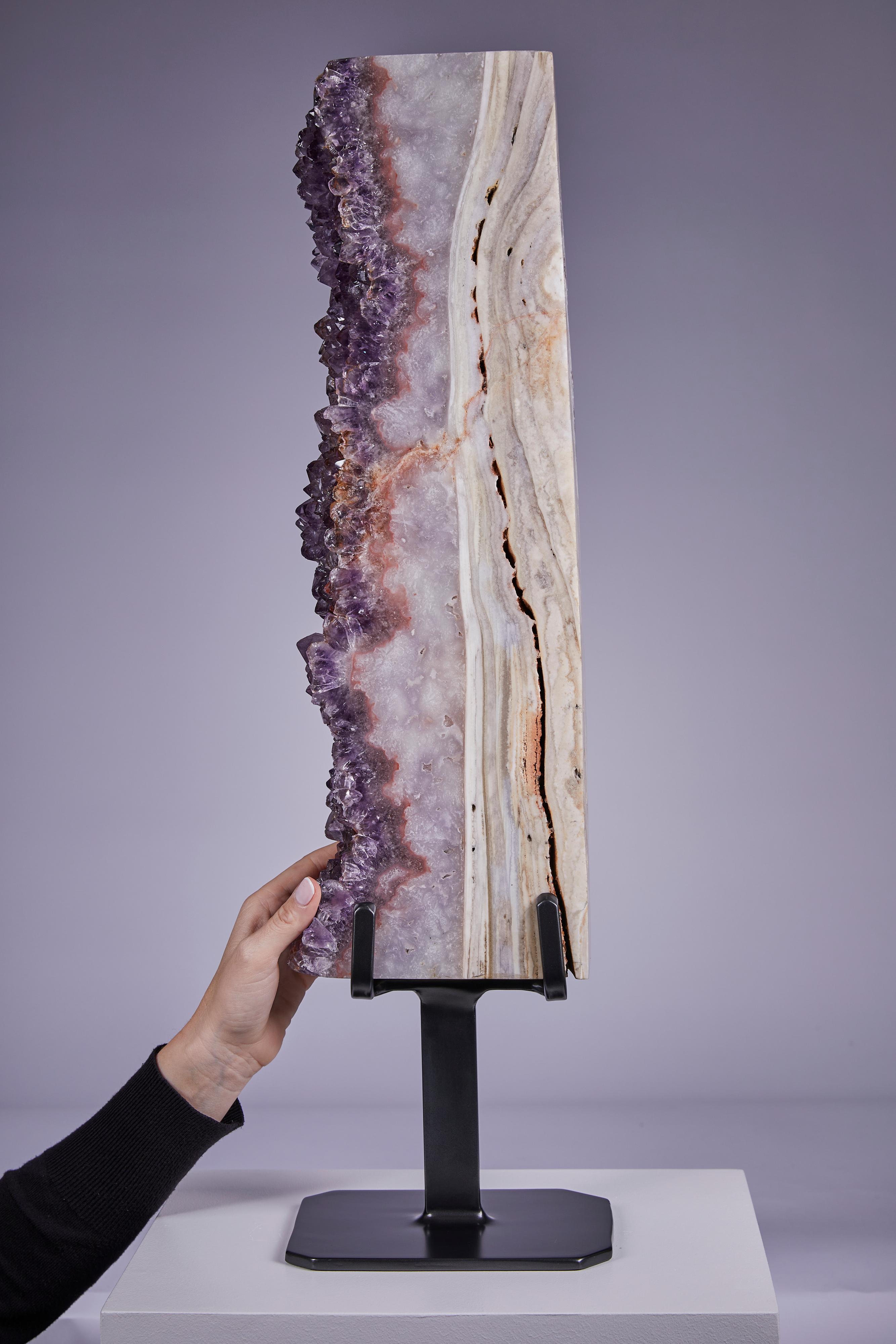 Auffallend große vertikale Präsentation mit lebhaftem violettem Amethyst, eingefasst von einer dicken Achatschicht.  Eines von vier beeindruckenden Exemplaren.  Stücke wie dieses sind schwer zu finden, da die Größe und Form der Muttergeode für eine