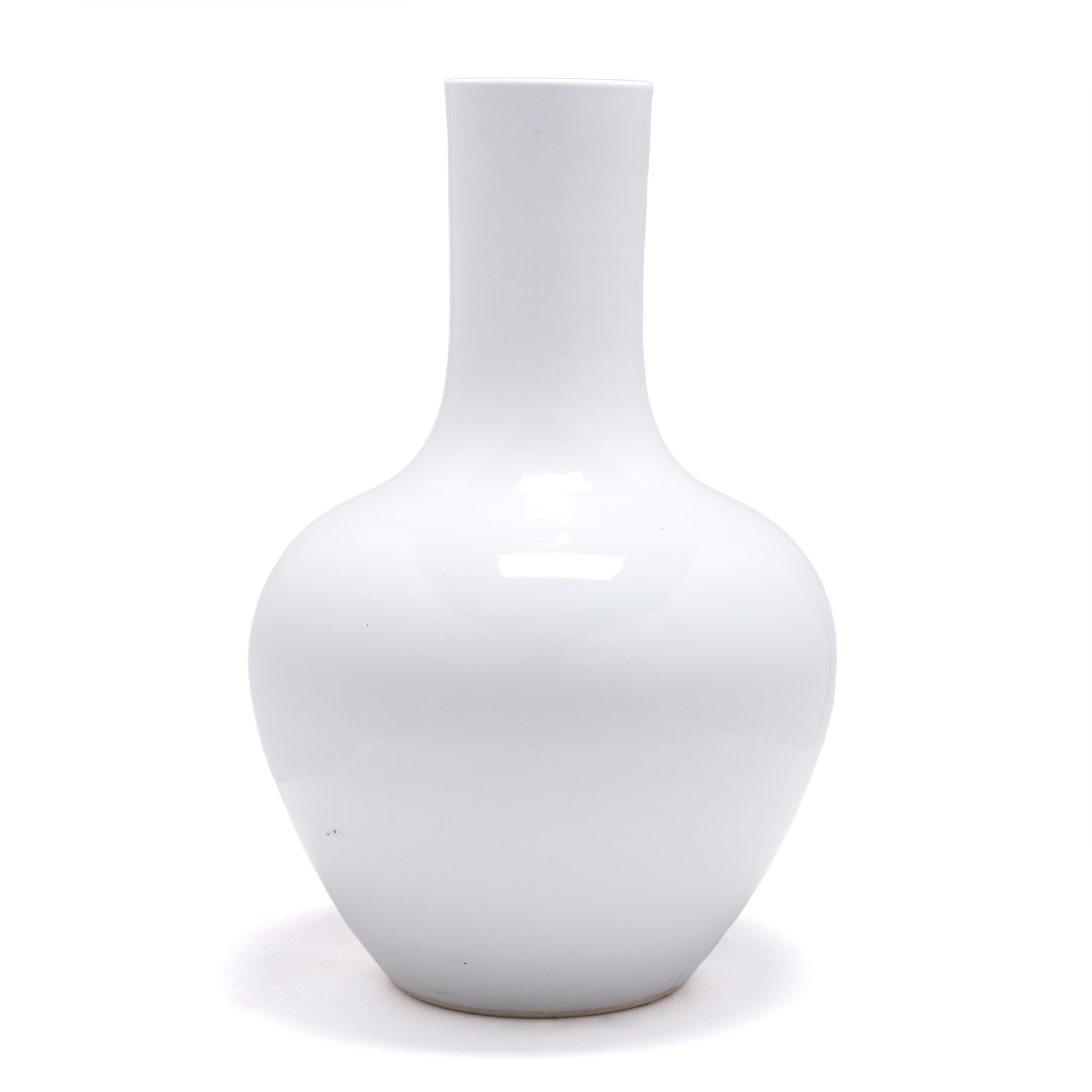 Minimaliste Grand vase en forme de col de bouteille émaillé blanc en vente
