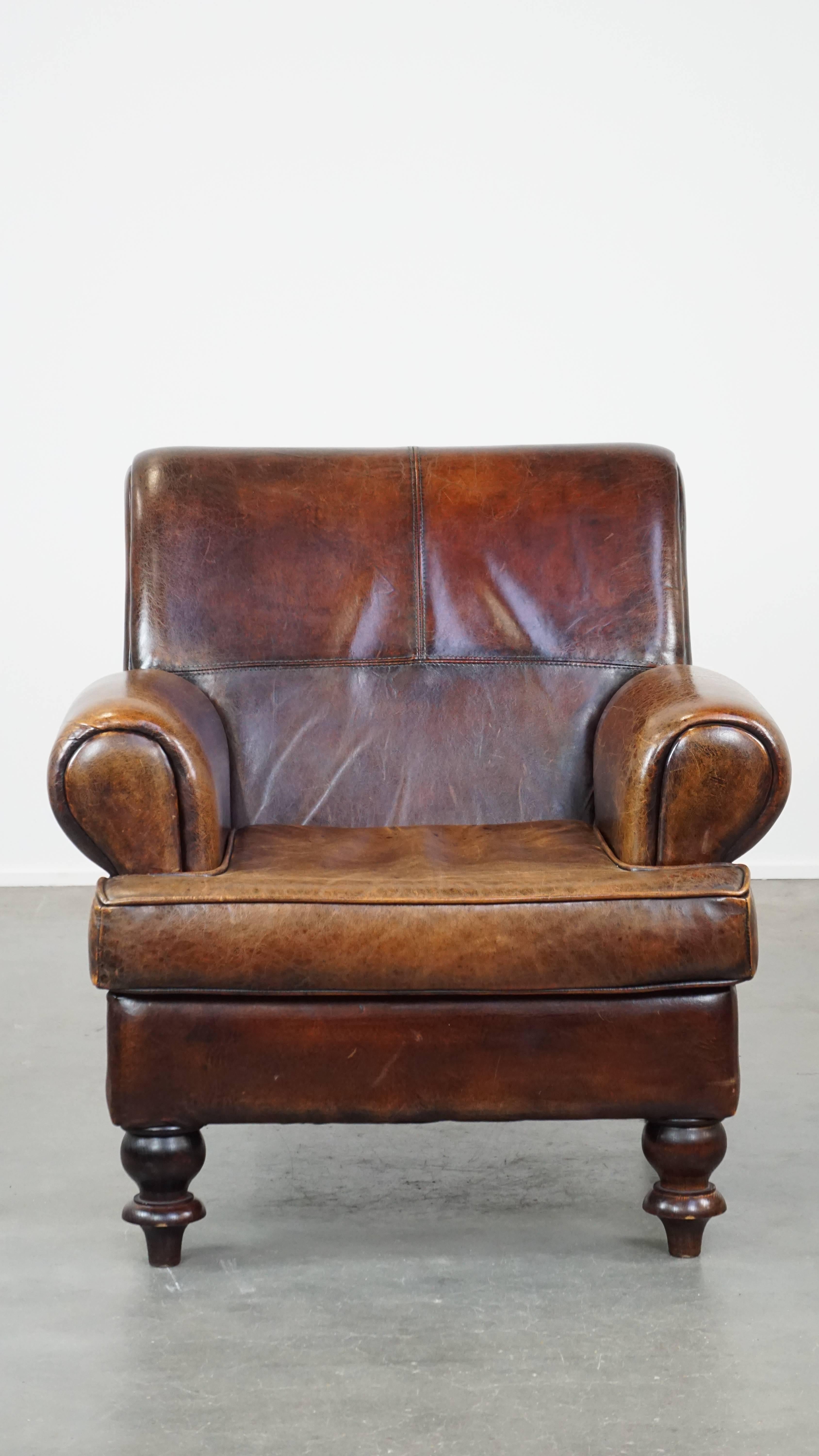 Dieser schöne Schafsfell-Sessel lässt sich leicht in fast jedes Interieur einfügen. Es hat charmante Vorderbeine und schöne Farben. Der Sessel ist mit einem losen Sitzkissen ausgestattet und bietet einen bequemen, tiefen Sitz. Nach jahrelangem