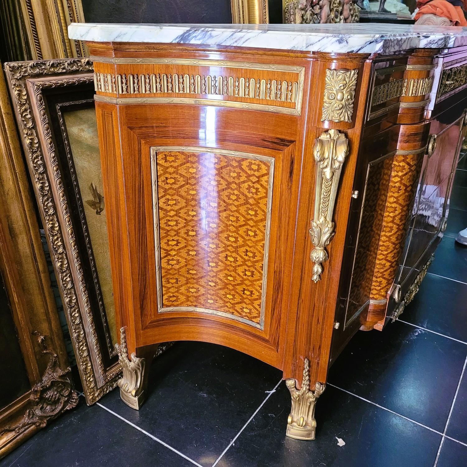 Large chest of drawers in marquetry and bronze ornamentation: it opens onto 5 drawers, 3 in the upper part and 2 in the center (those decorated with marquetry of vases and flowers), as well as 2 doors  

Chest of drawers  mounted on oak, with a