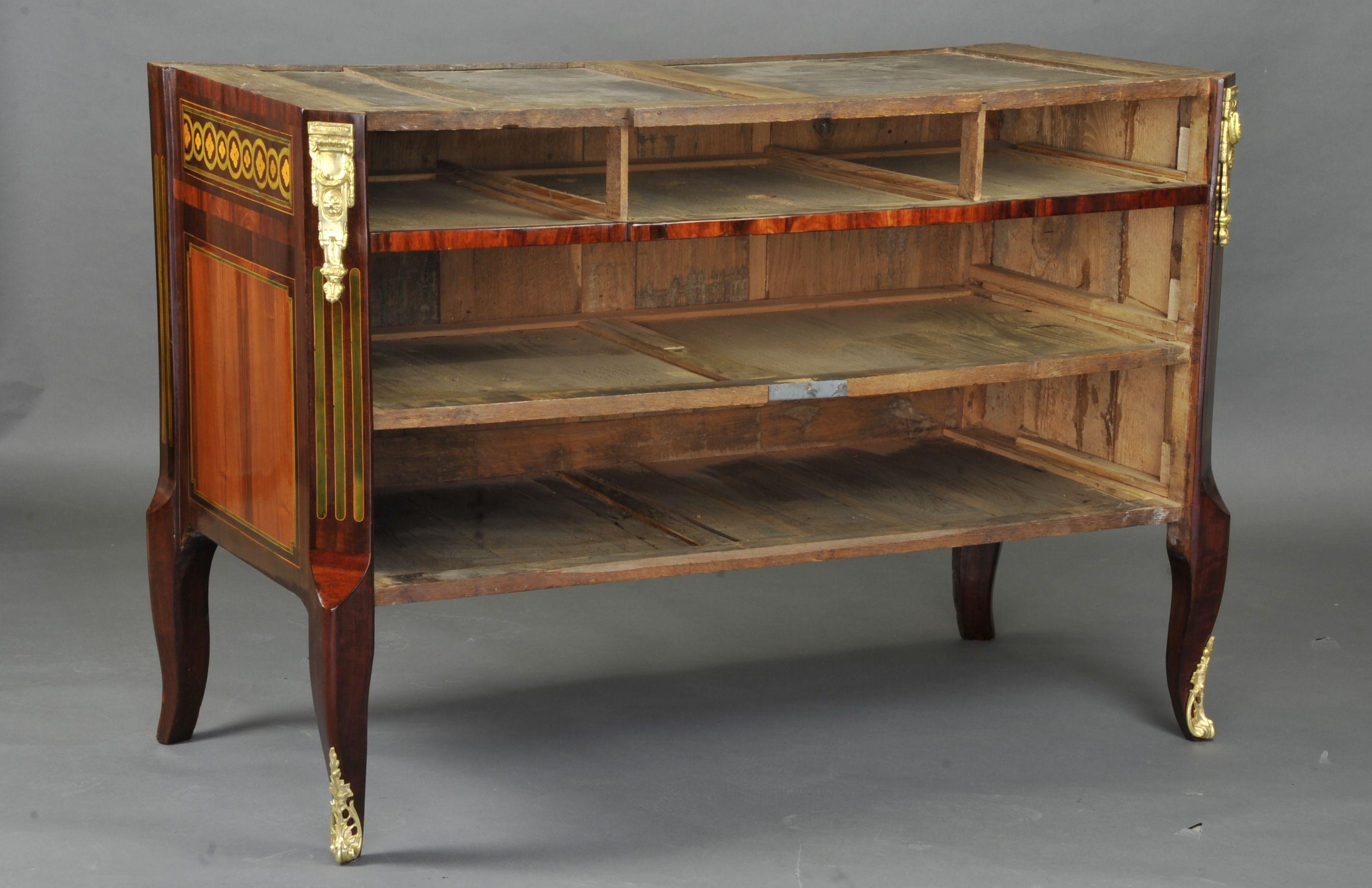 Large Commode Transition with Marquetry of Quartefeuille For Sale 6