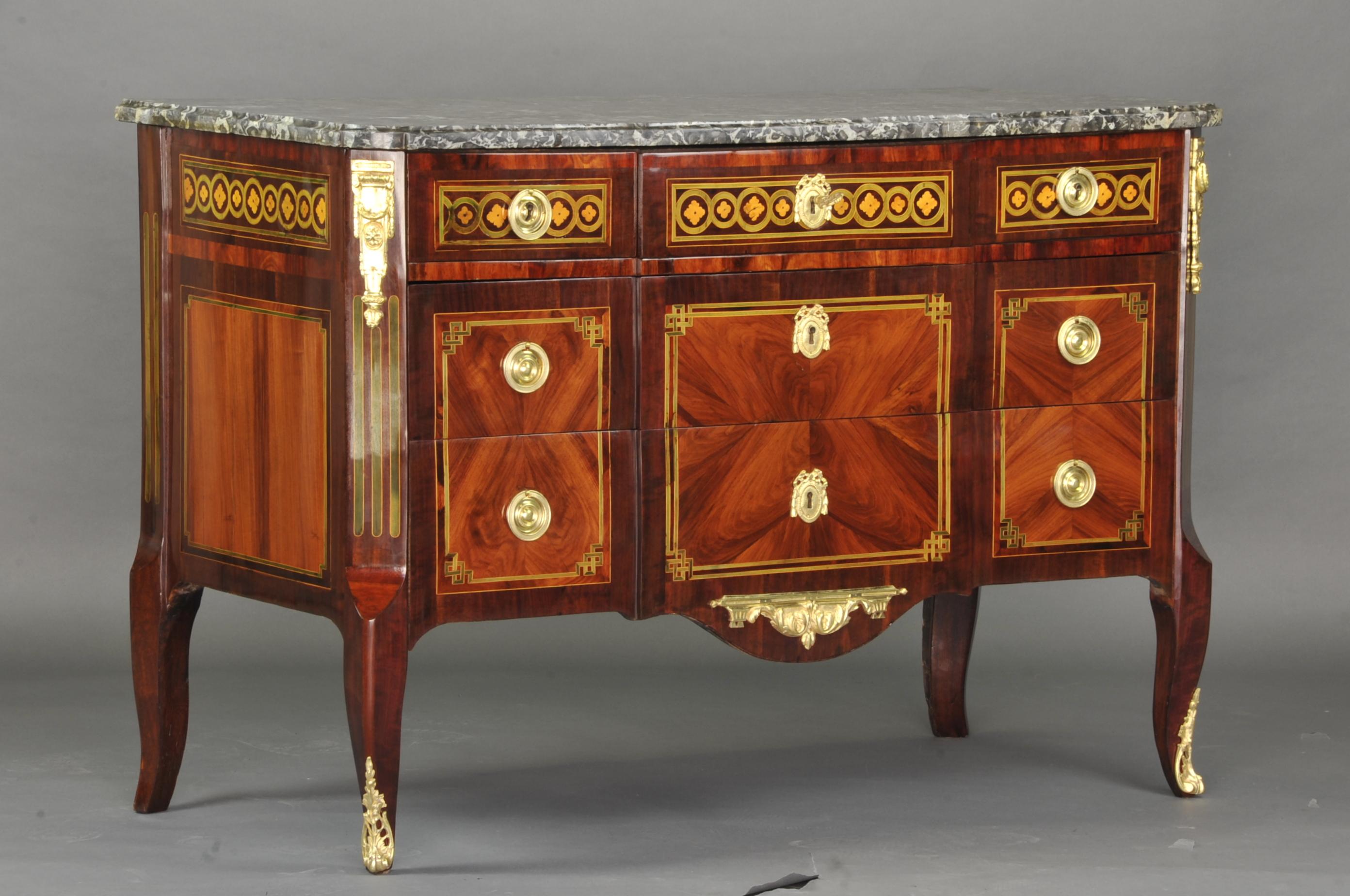 Exceptional commode from the transition period in rosewood veneer in amaranth frames and green tinted wood threads.

Superb marquetry decoration with a beautiful upper frieze on the front and on the sides with quarte-leaf motifs, always on the