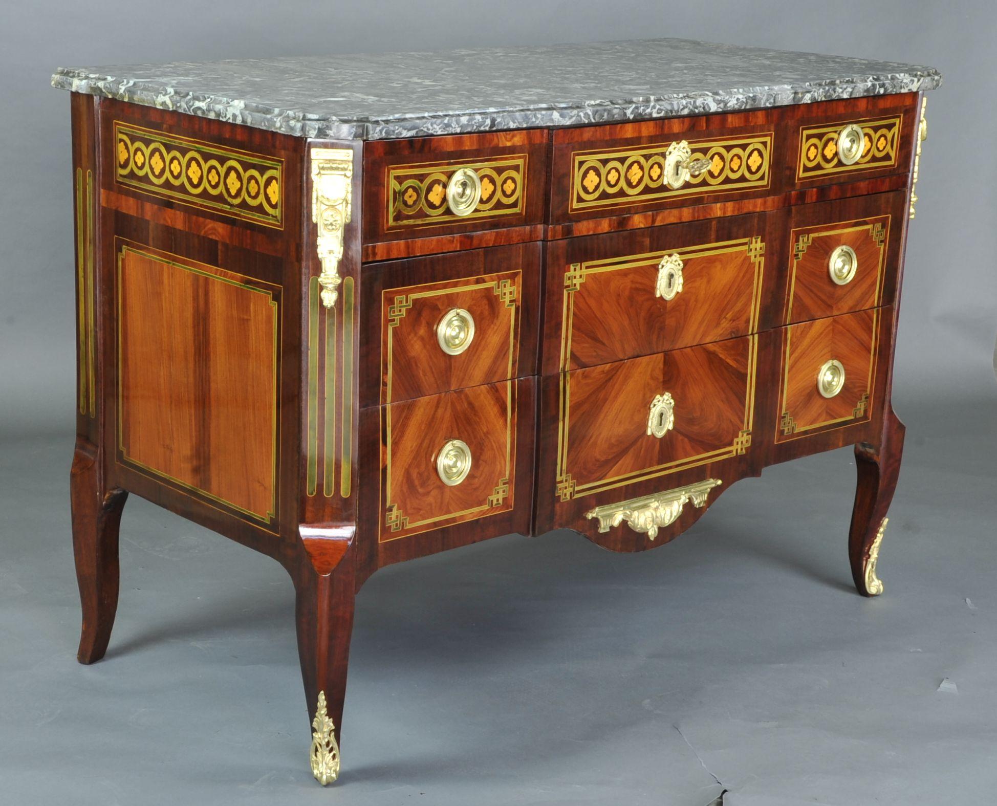 Large Commode Transition with Marquetry of Quartefeuille In Good Condition For Sale In BARSAC, FR