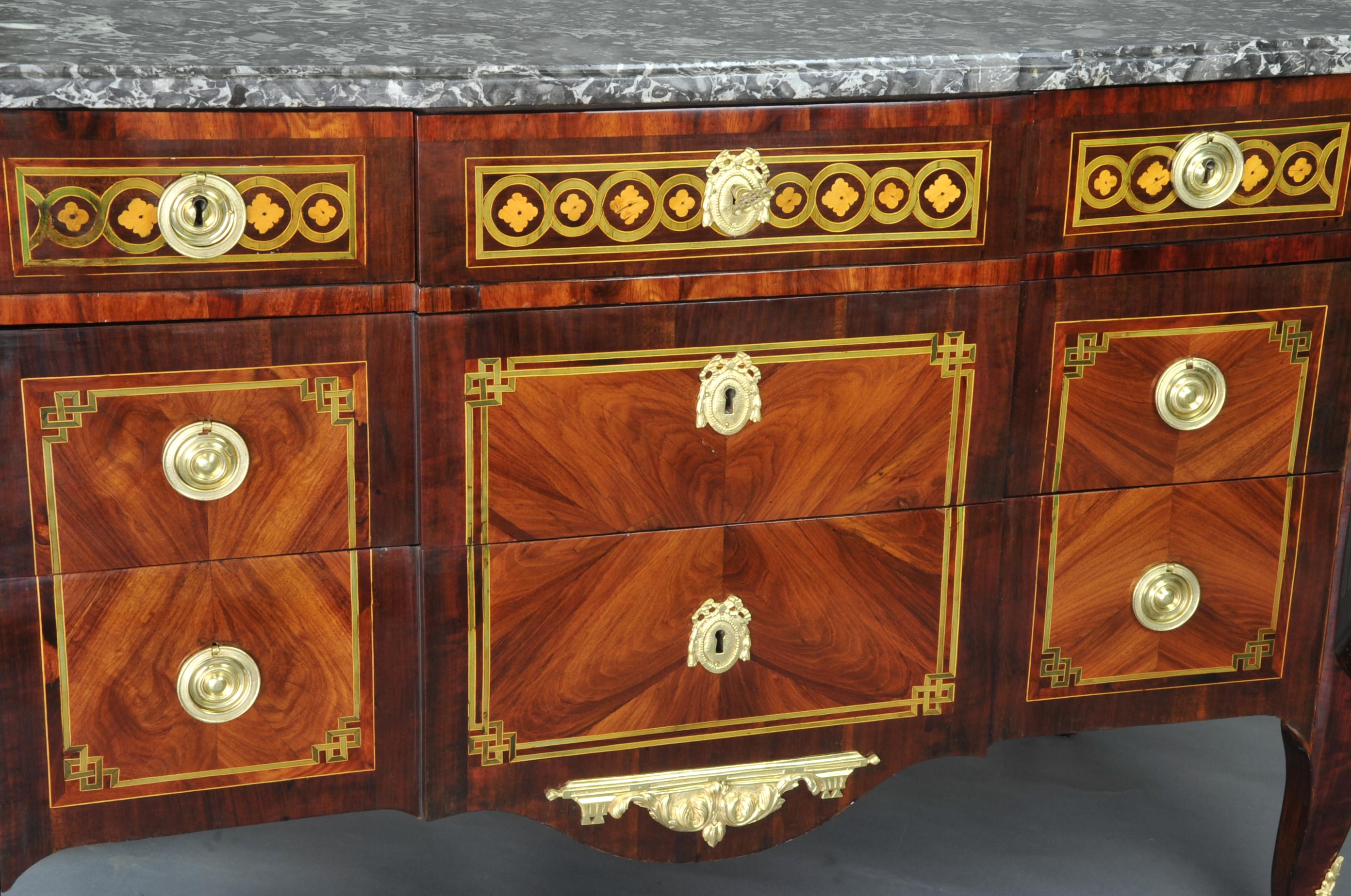 Mid-18th Century Large Commode Transition with Marquetry of Quartefeuille For Sale