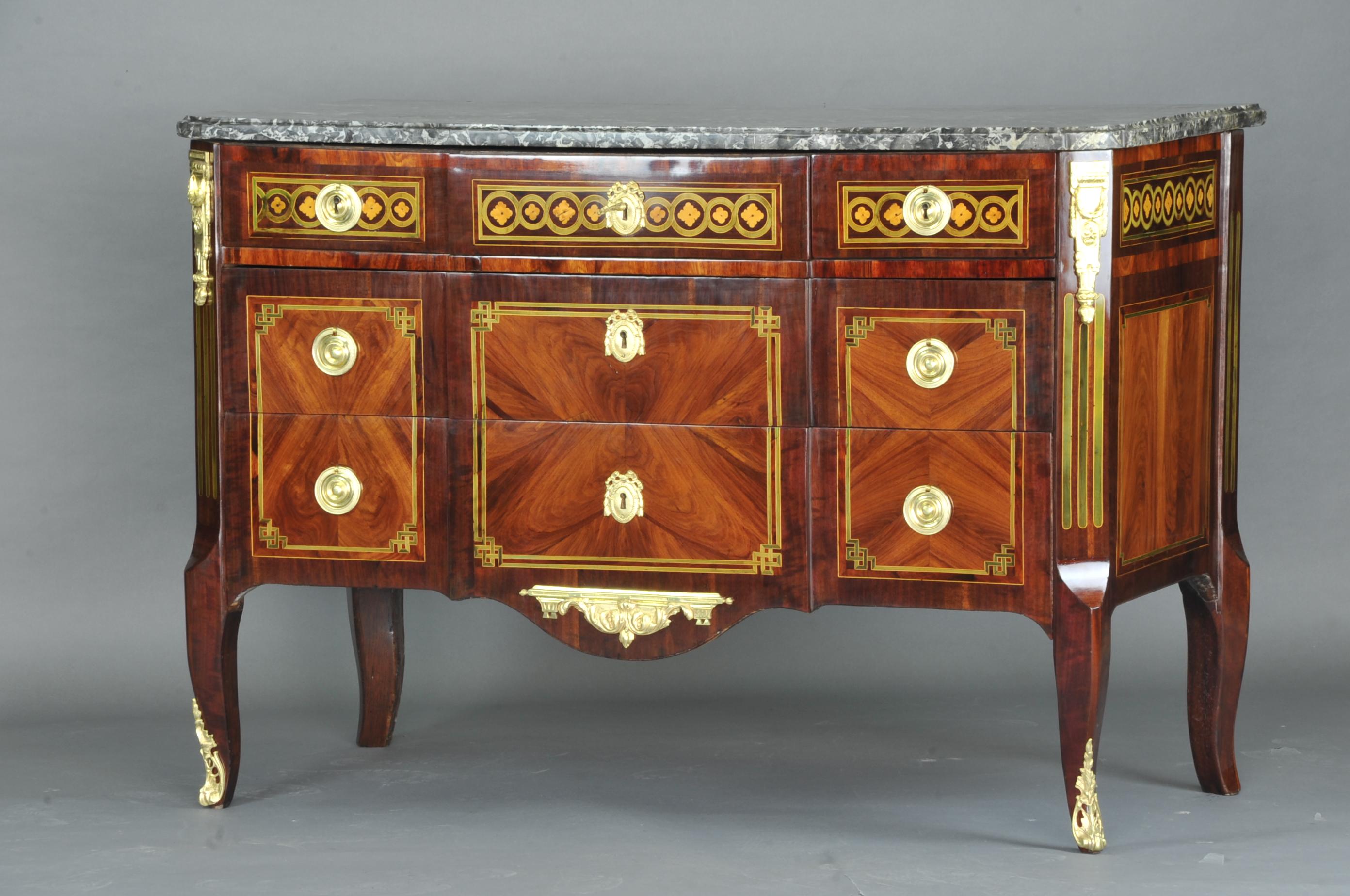 Large Commode Transition with Marquetry of Quartefeuille For Sale 1
