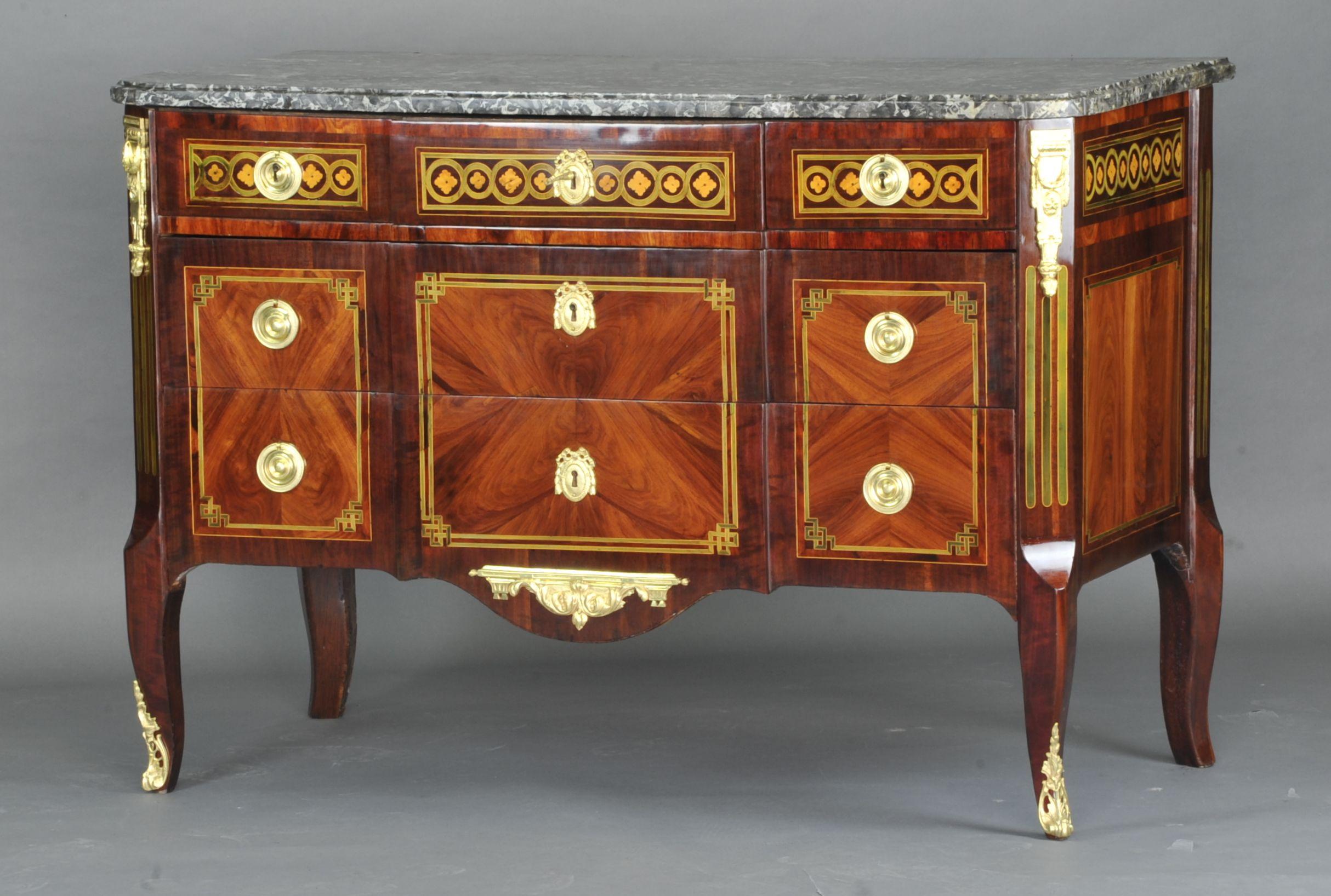 Large Commode Transition with Marquetry of Quartefeuille For Sale 2