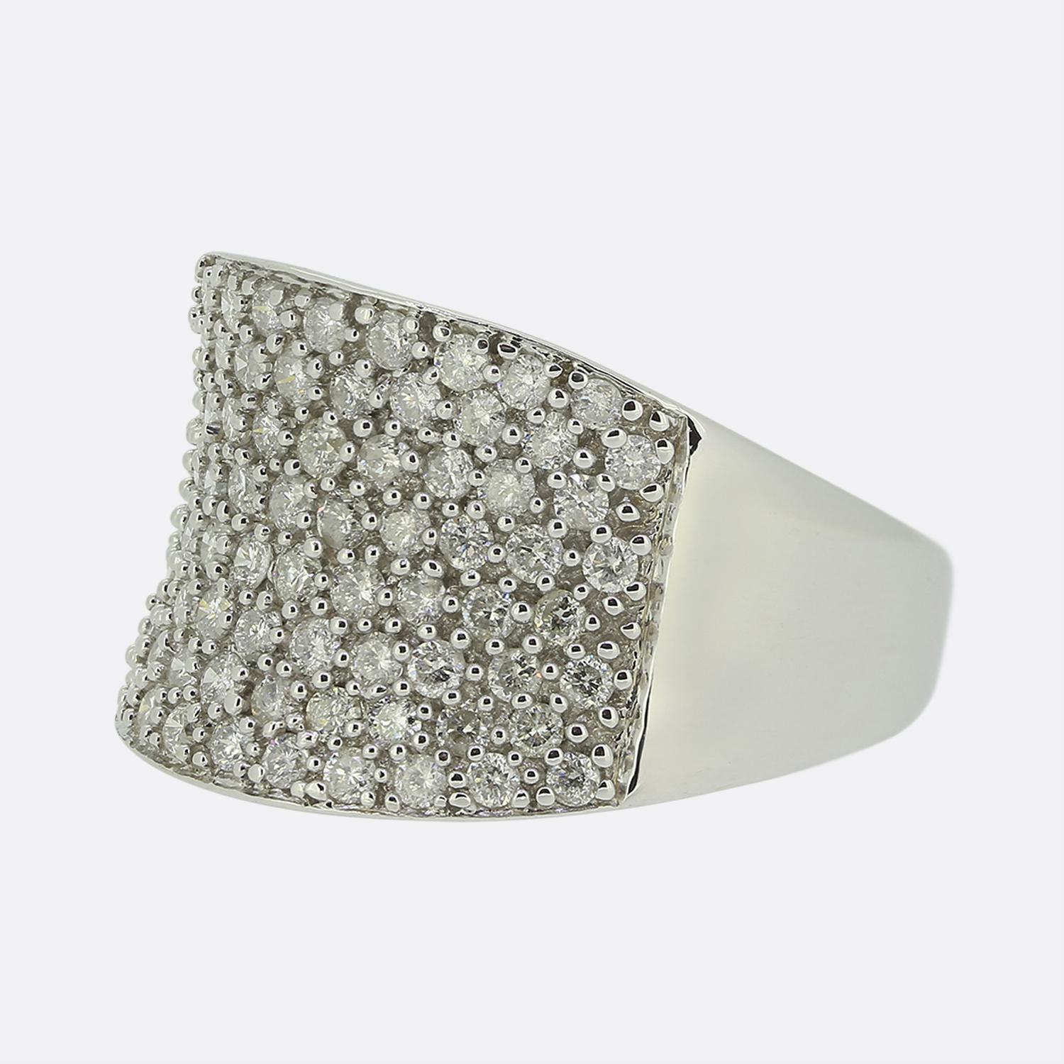 Hier haben wir einen konkaven Diamant-Cluster-Ring aus 18 Karat Weißgold. Der Ring beherbergt 80 runde Diamanten im Brillantschliff, die alle in enger Pflasterung gefasst wurden, was zu einem hohen Maß an Ausstrahlung führt, während der Rest der