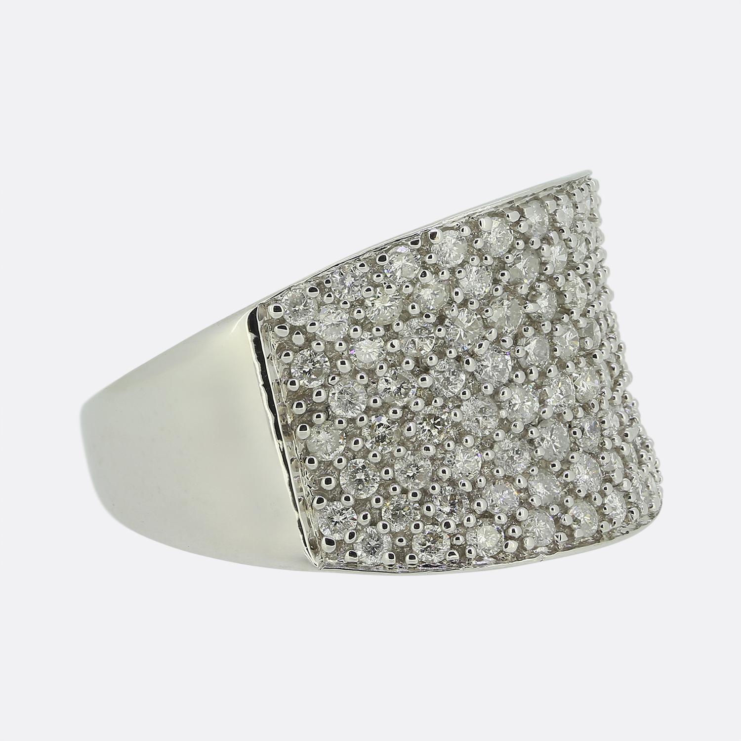 Großer konkaver Diamant-Cluster-Ring (Brillantschliff) im Angebot