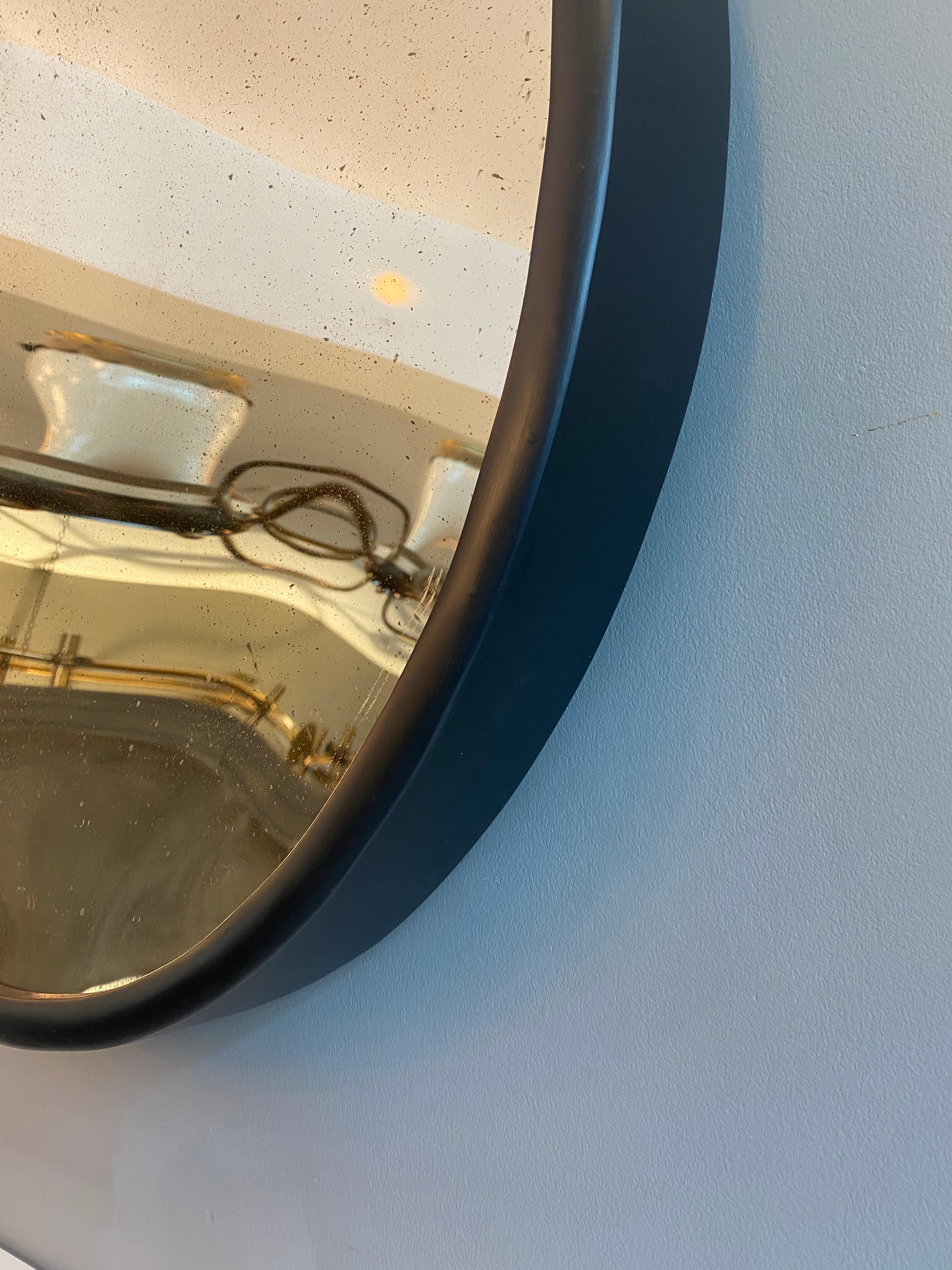 Moderno Specchio grande concavo in argento invecchiato in vendita