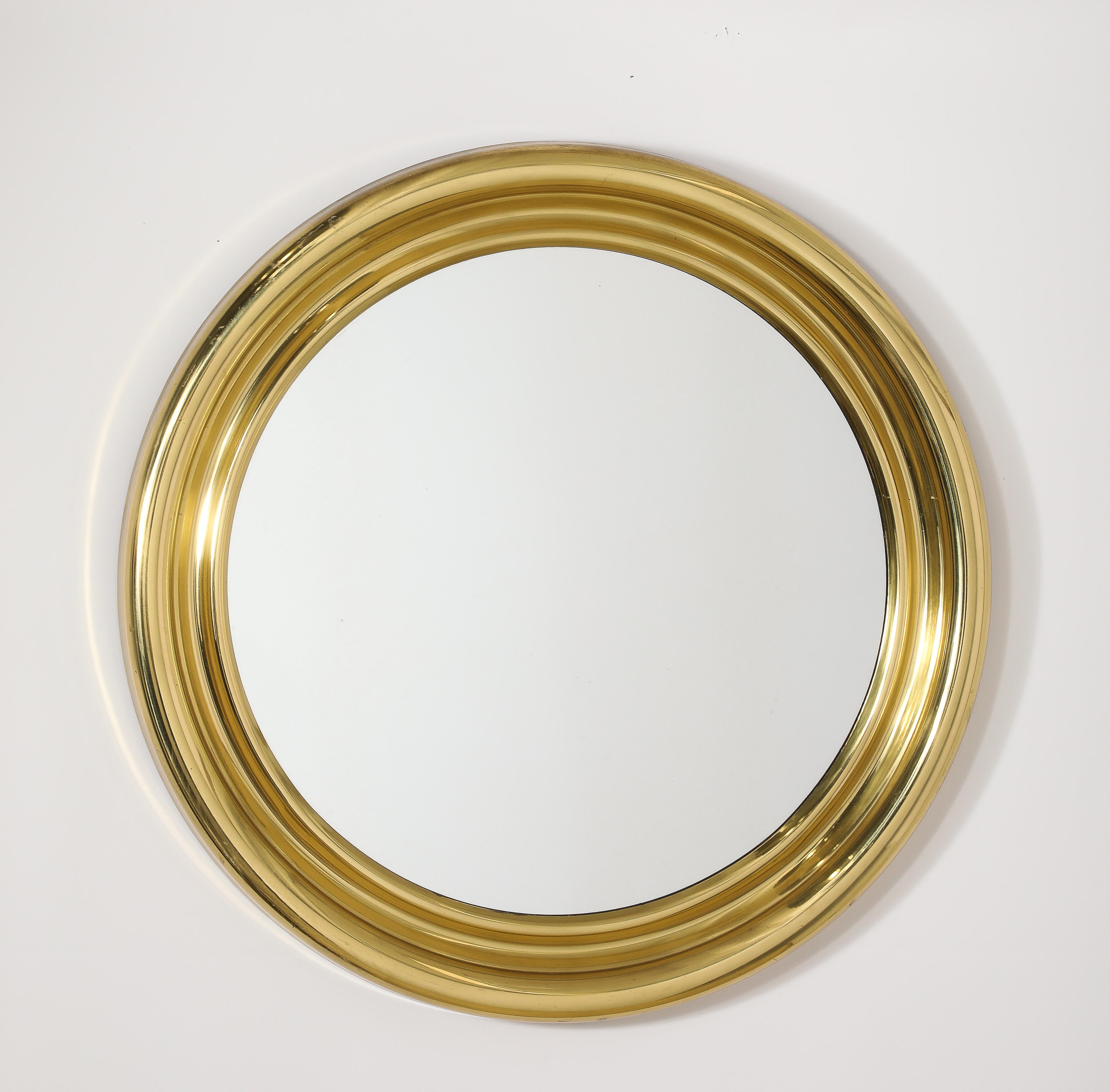 Miroir en laiton avec un design concentrique.