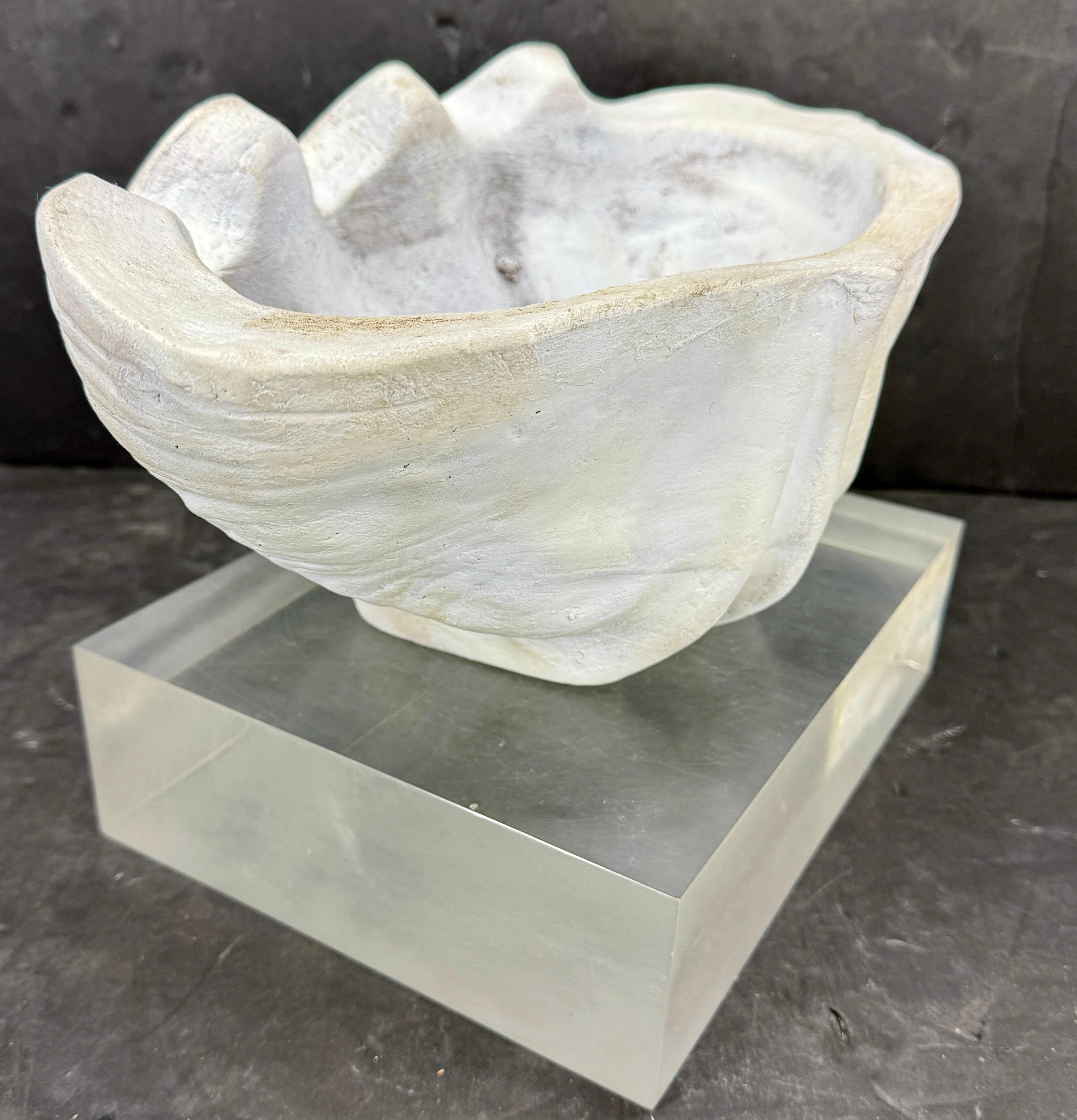 20ième siècle Grand centre de table Sculpture de coquillages en terre cuite Conch Planter en vente