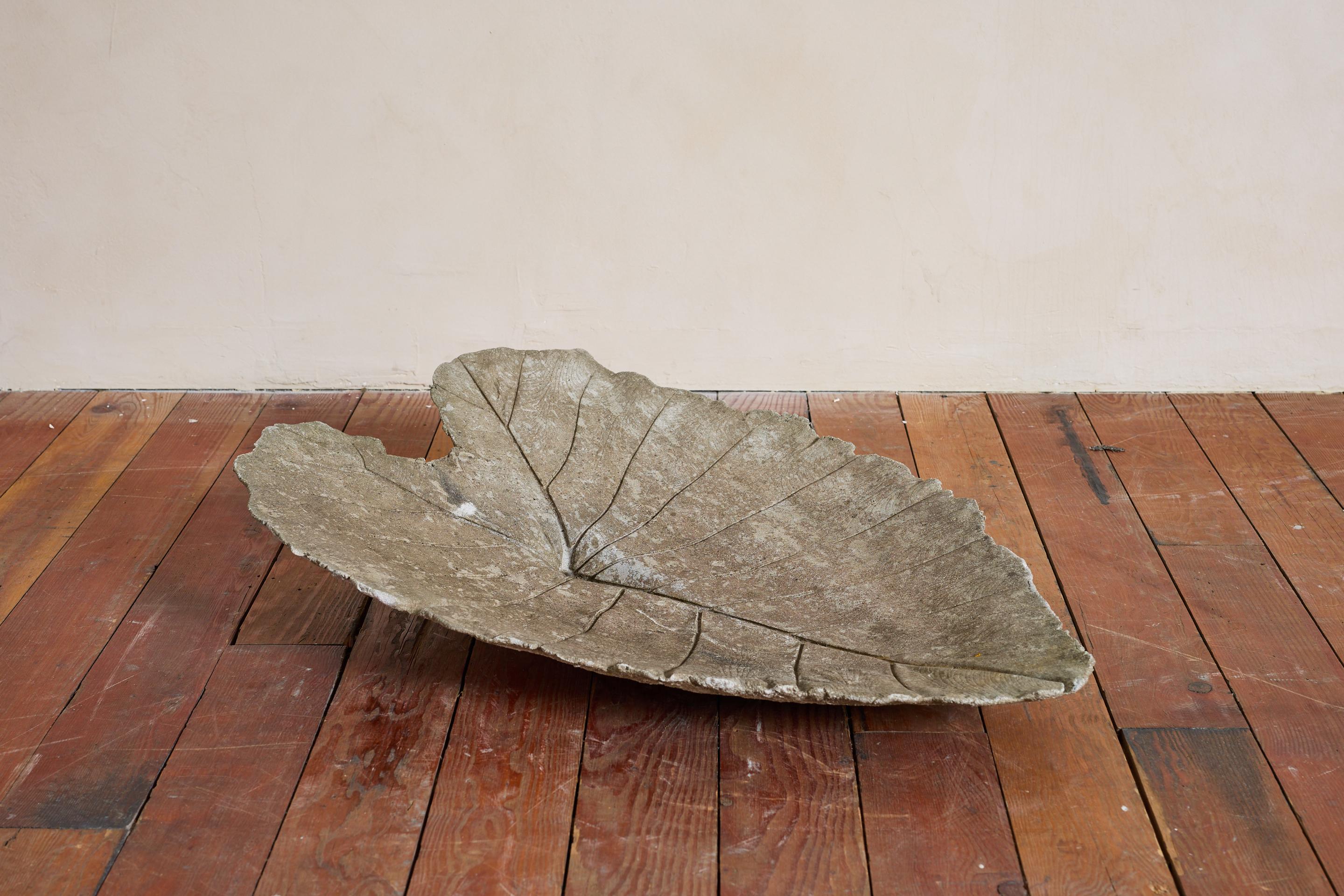 Hoja grande de hormigón al estilo de Willy Guhl en venta 6