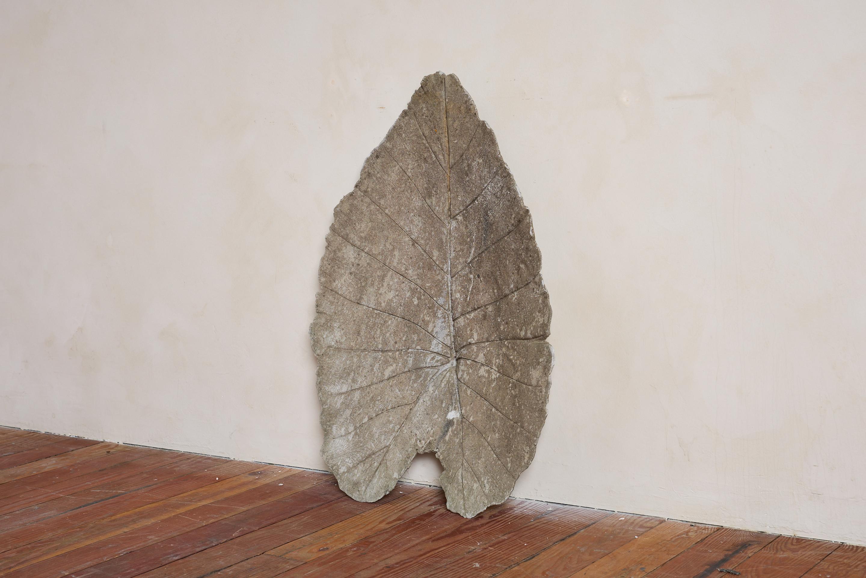 Hoja grande de hormigón al estilo de Willy Guhl Italiano en venta
