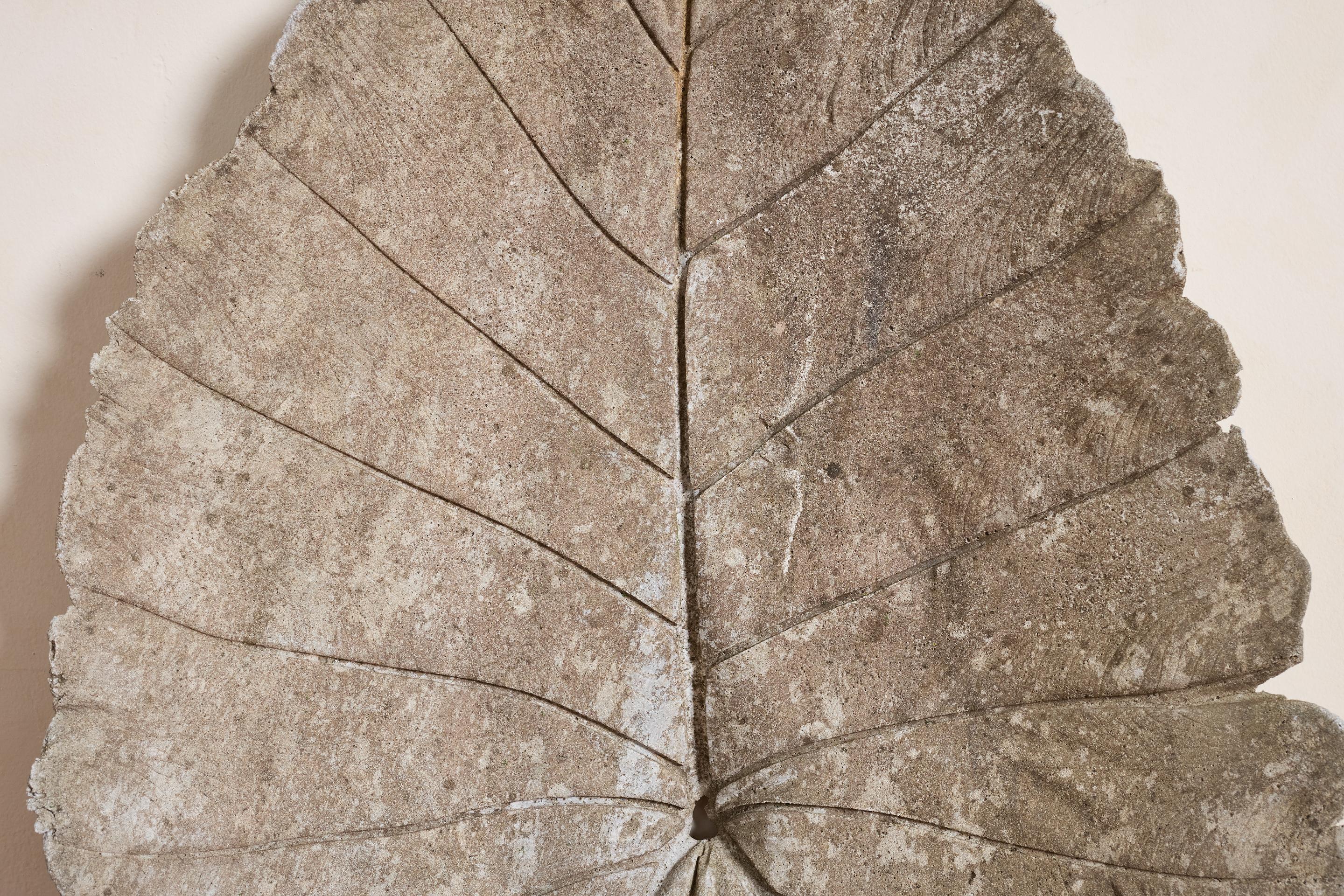 Hoja grande de hormigón al estilo de Willy Guhl mediados del siglo XX en venta