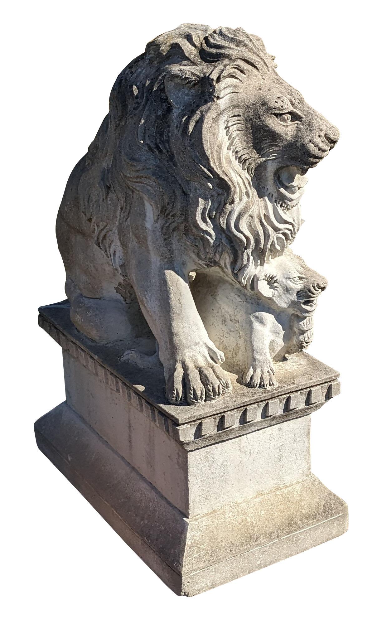 Néo-classique Grande statue de lion et lionceau assis en béton sur socle Entrée de jardin Porte 50