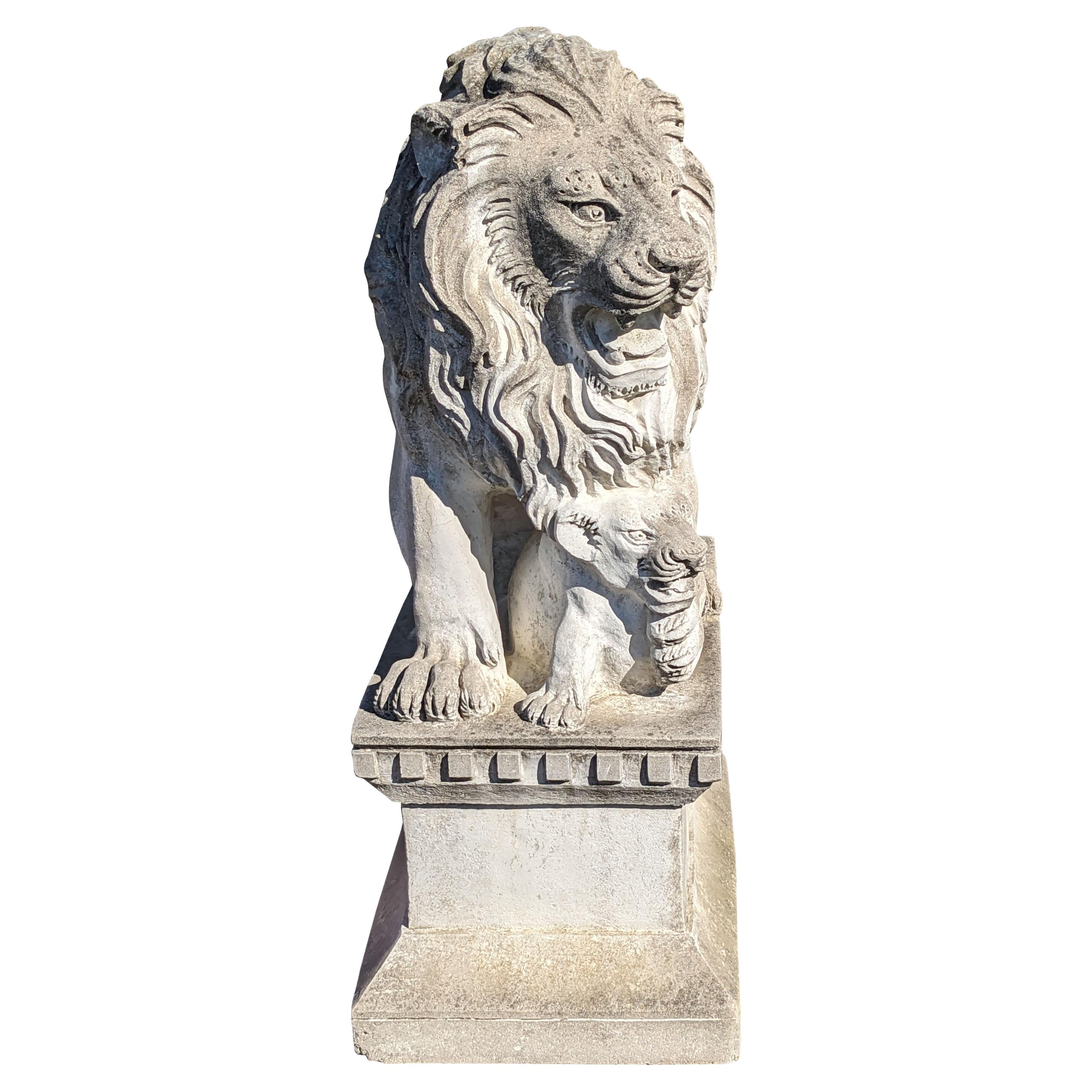 Grande statue de lion et de lionceau en pierre sur un socle grec.  Le lion et le lionceau sont légèrement tournés vers la droite, la gueule ouverte.  Un bel exemple détaillé pour votre jardin ou votre entrée.  Les déplacements nécessitent