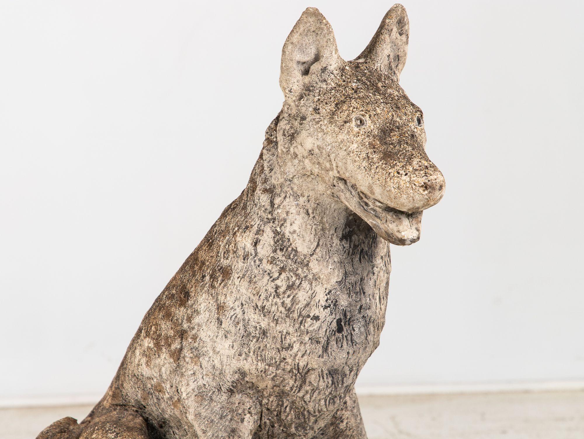 Gran adorno de jardín de perro pastor de hormigón, inglés mediados del siglo XX en venta 7