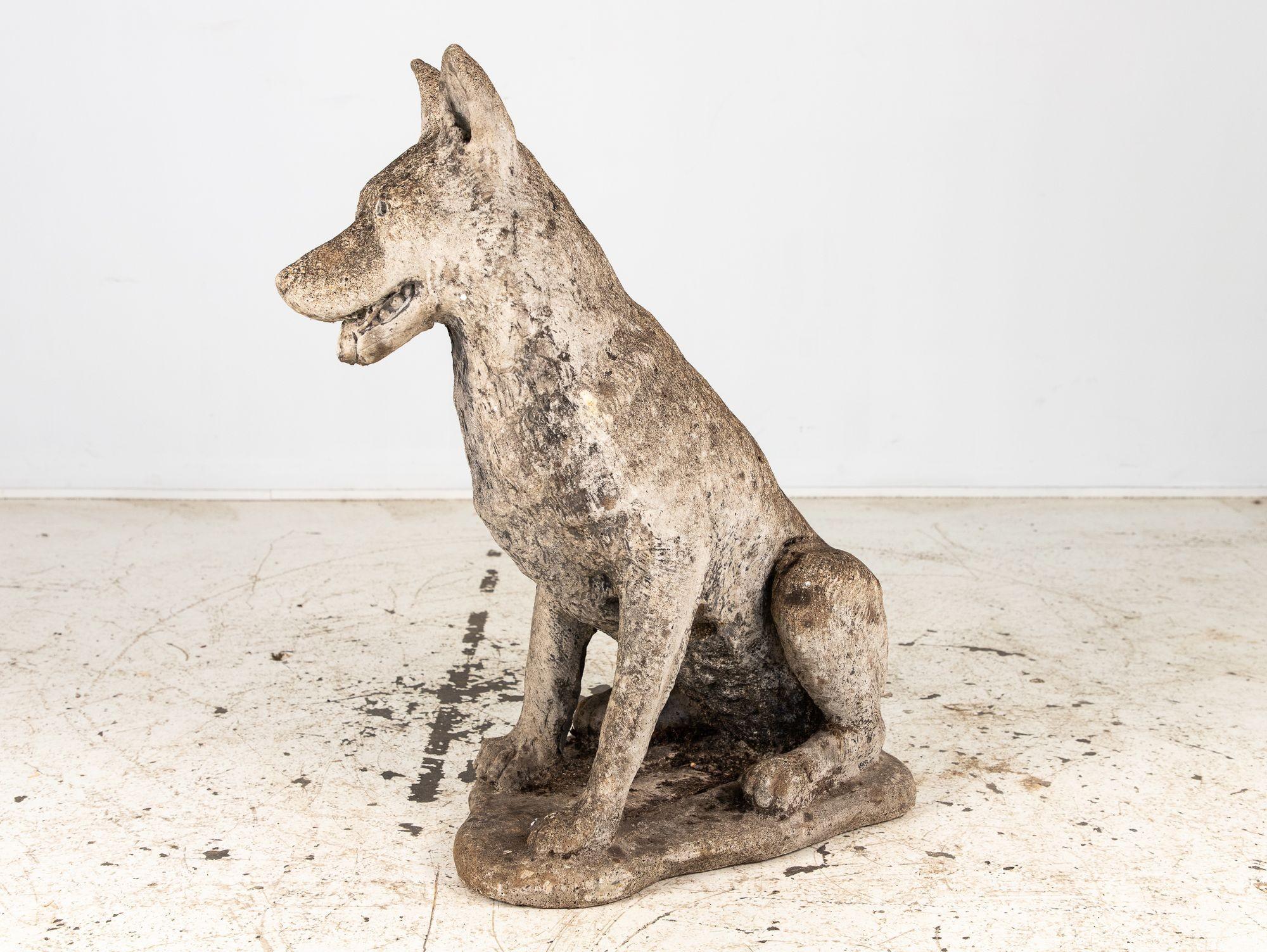 Gran adorno de jardín de perro pastor de hormigón, inglés mediados del siglo XX Concreto en venta