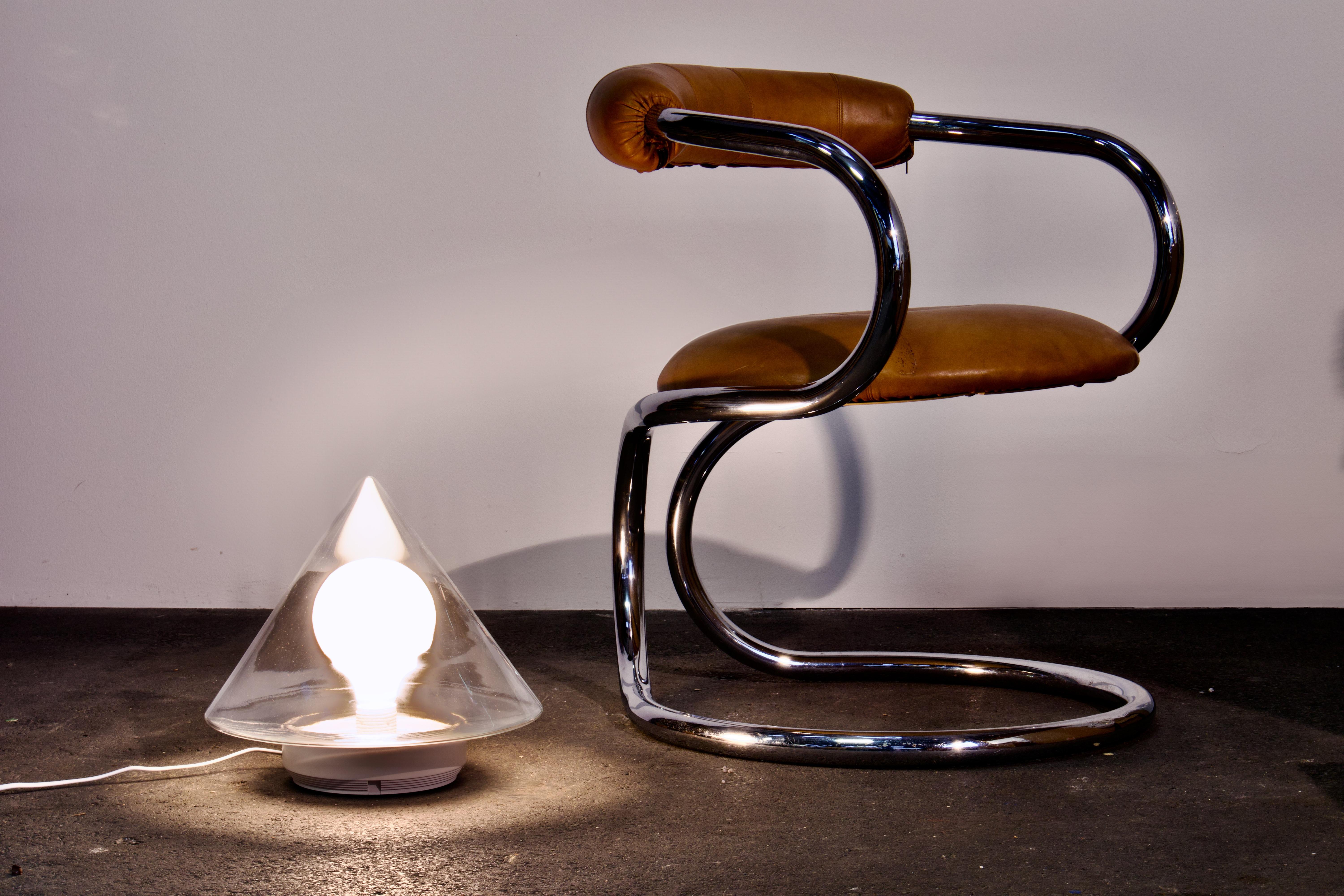 Diese außergewöhnliche und schöne Stehlampe aus deutschem Kunstglas wurde 1979 von Hartmut Engel entworfen und in Berlin (Westdeutschland) von Brendel & Loewig hergestellt.

Die Fotos zeigen die Lampe mit einer neuartigen übergroßen Glühbirne, sie