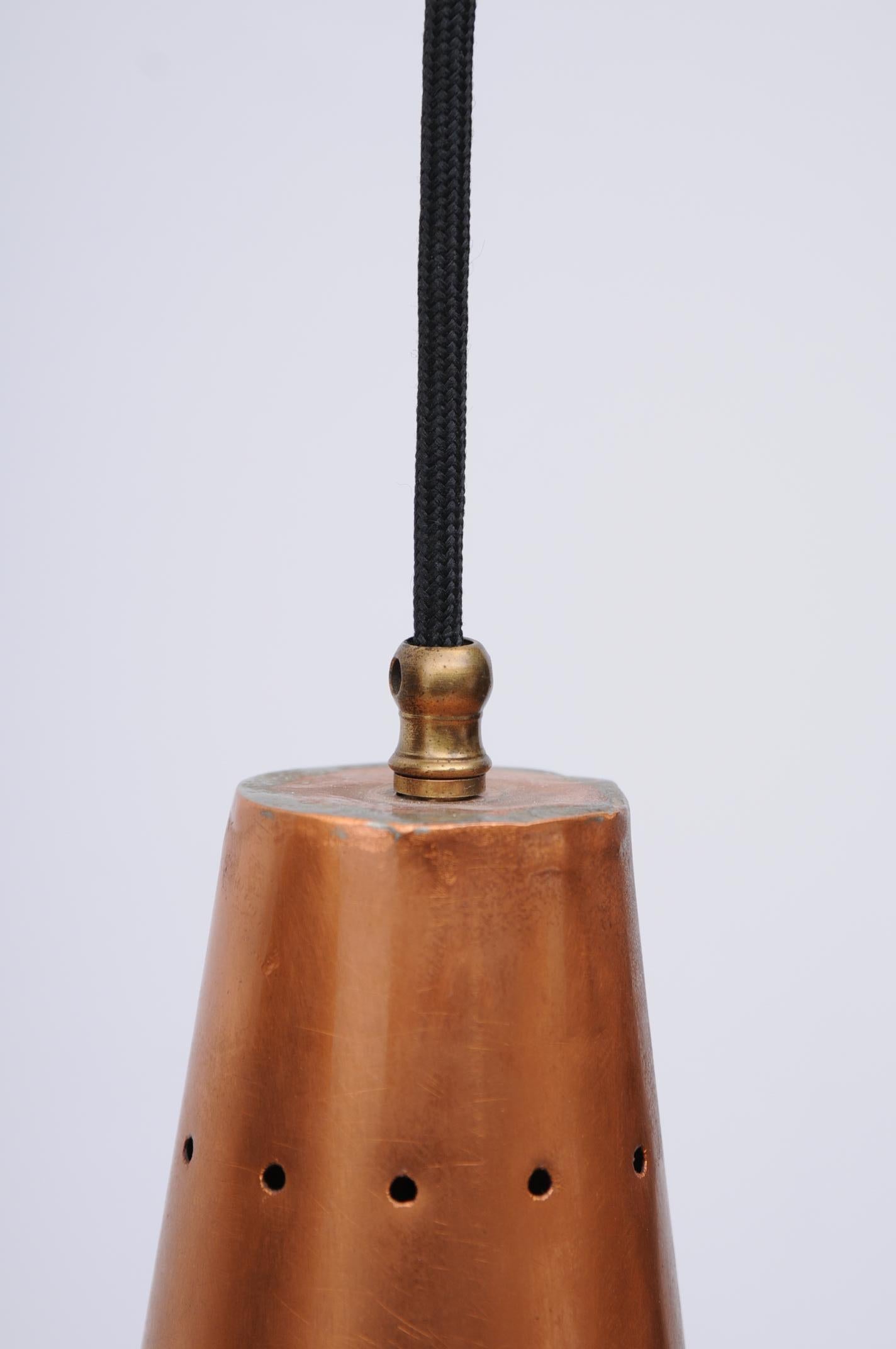 COPPER LAMP
Large Cone Lamp
1960´s

Soldered copper sheet with small perforations.
Very good condition.

Height: 77 cm
Diameter: 28 cm