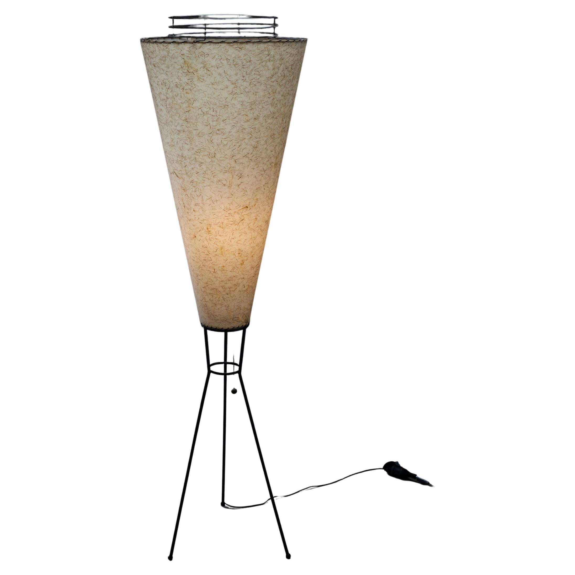 Grand lampadaire à trois pieds en forme de cône d'Archaic Smile Inc., États-Unis en vente