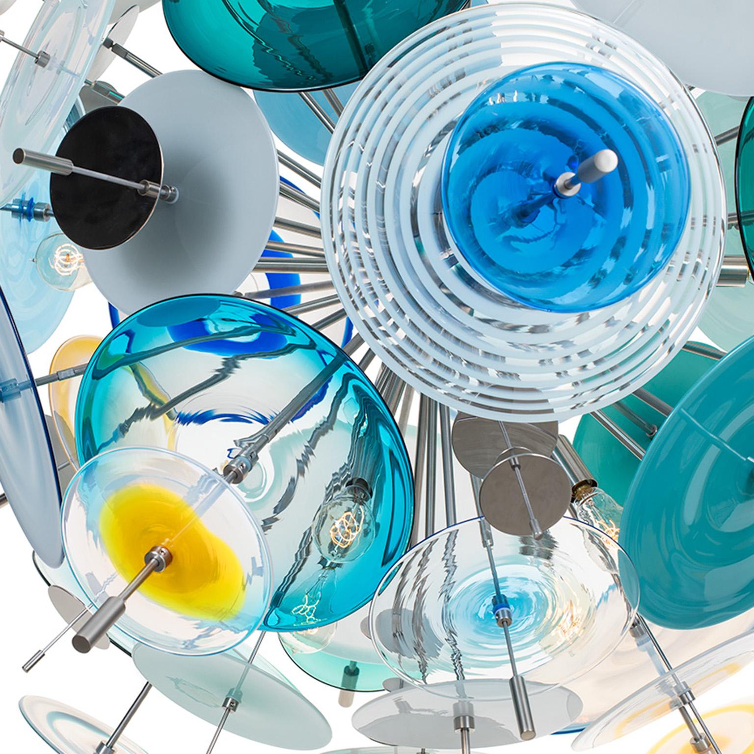XXIe siècle et contemporain Grand lustre à confettis : Verre saphir, aqua et ambre par AVRAM RUSU STUDIO en vente