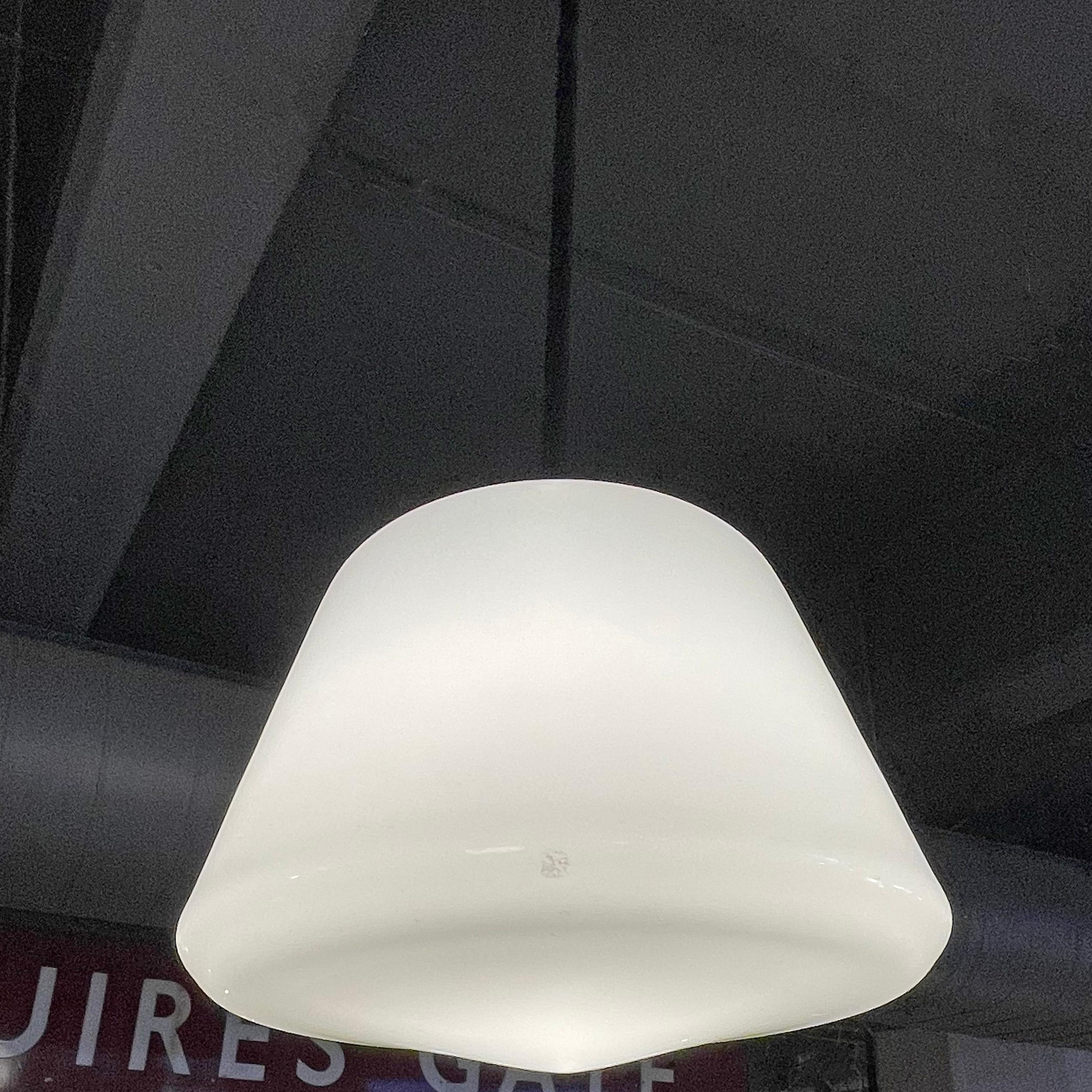 Lampada a sospensione per biblioteca in vetro latte conico grande - 5 disponibili In condizioni buone in vendita a Brooklyn, NY