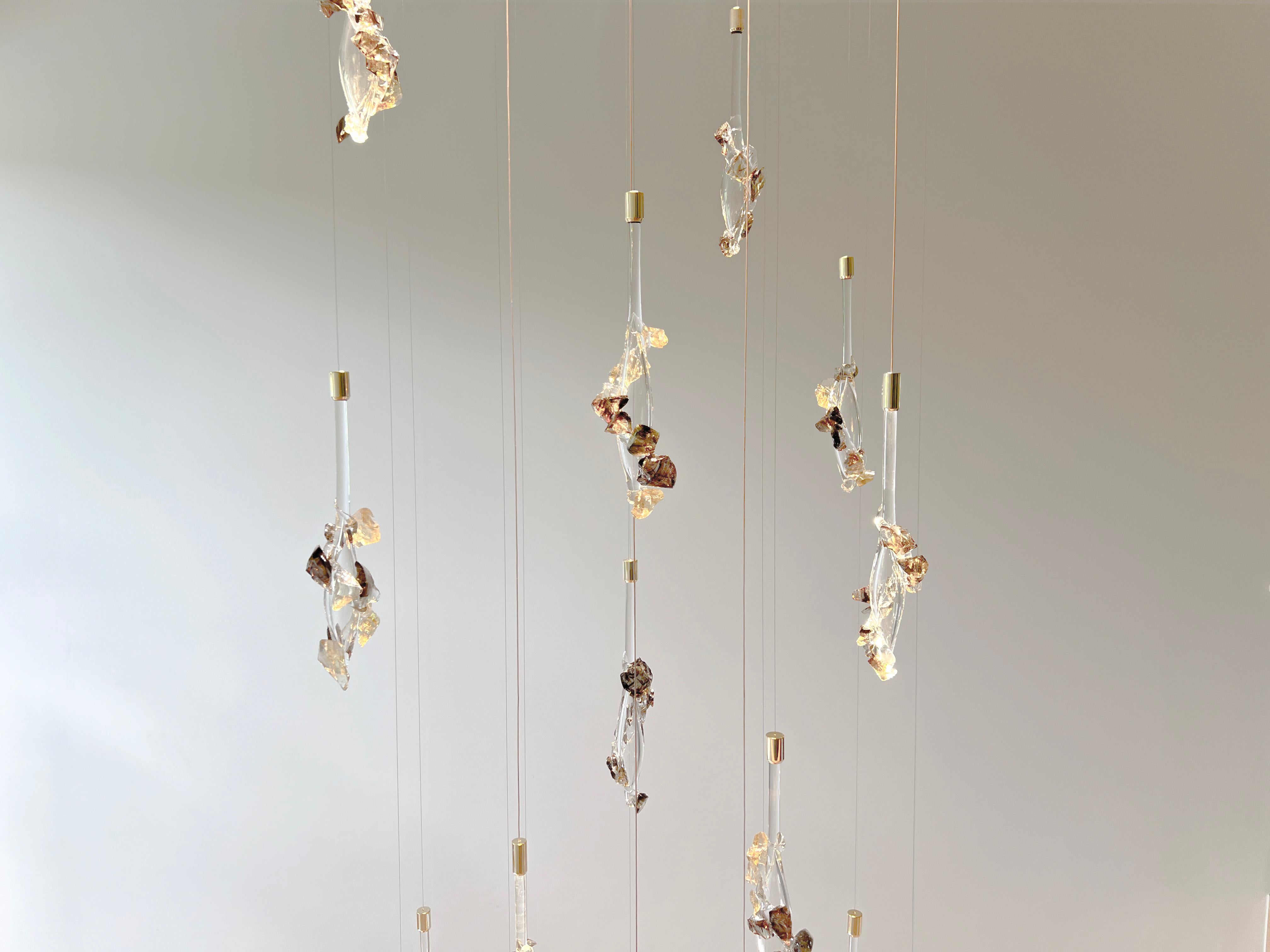 Placcato oro Lampada a sospensione conica grande di Rock and Soar in vendita