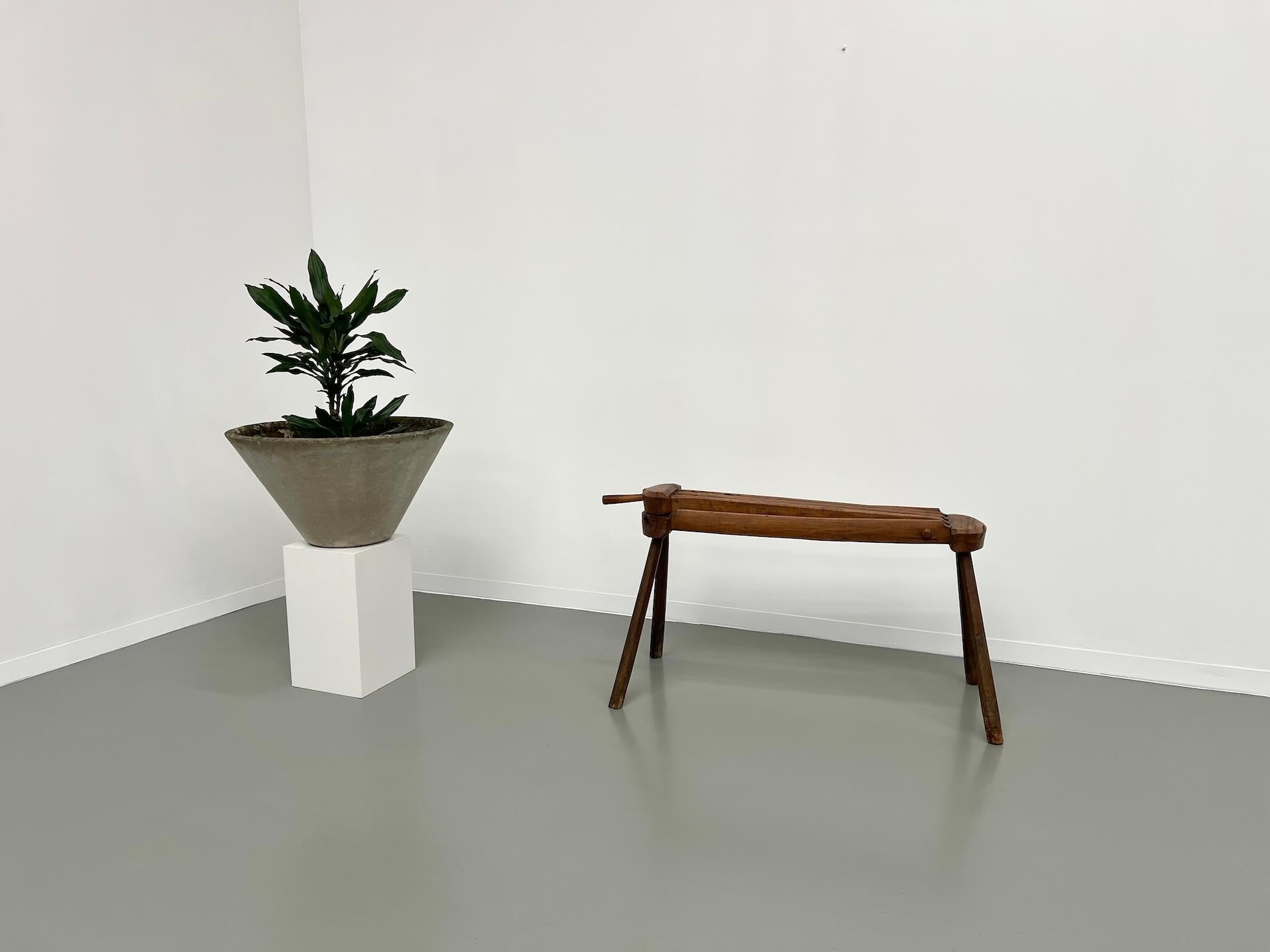 Grande jardinière en fibre de ciment des années 1950 par Willy Guhl. Très belle patine.

Diamètre 74 X H40 cm