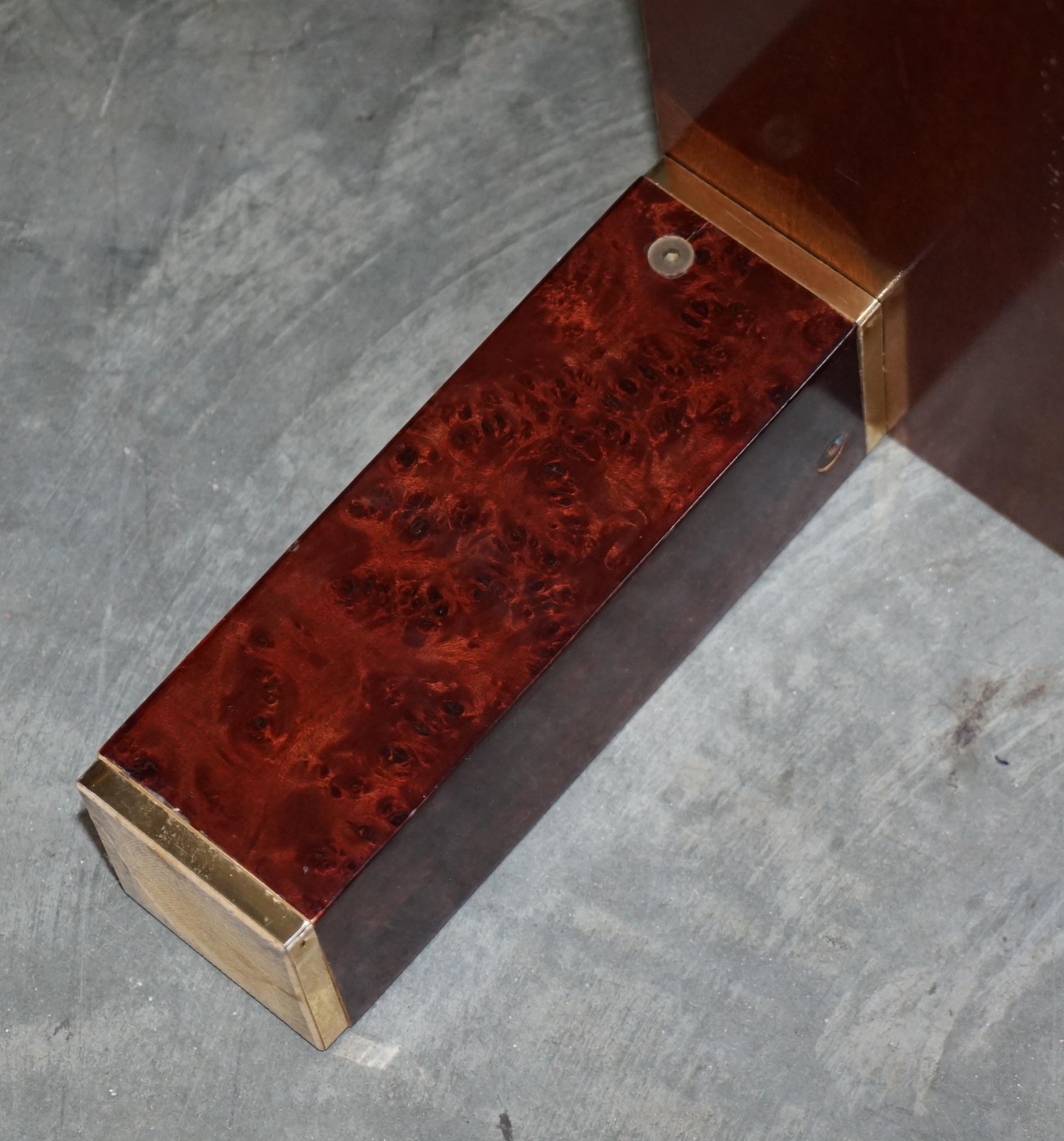 GRAN MESA DE CAFÉ CONTEMPORÁNEA ART MODERN BURR WALNUT, LATÓN INALADO en venta 3