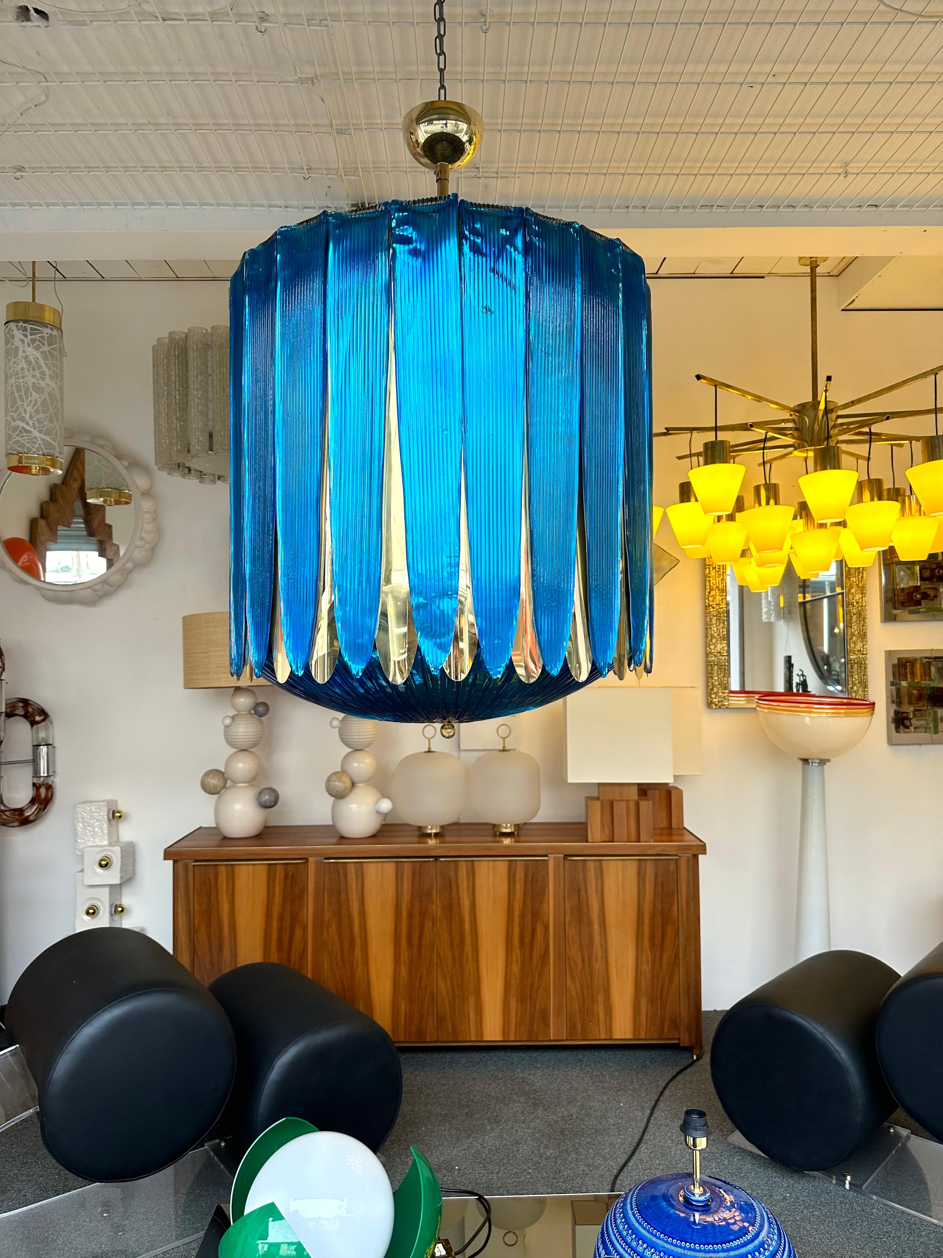 Large Contemporary Balloon Chandelier Brass and Blue Murano Glass, Italy In New Condition In SAINT-OUEN, FR
