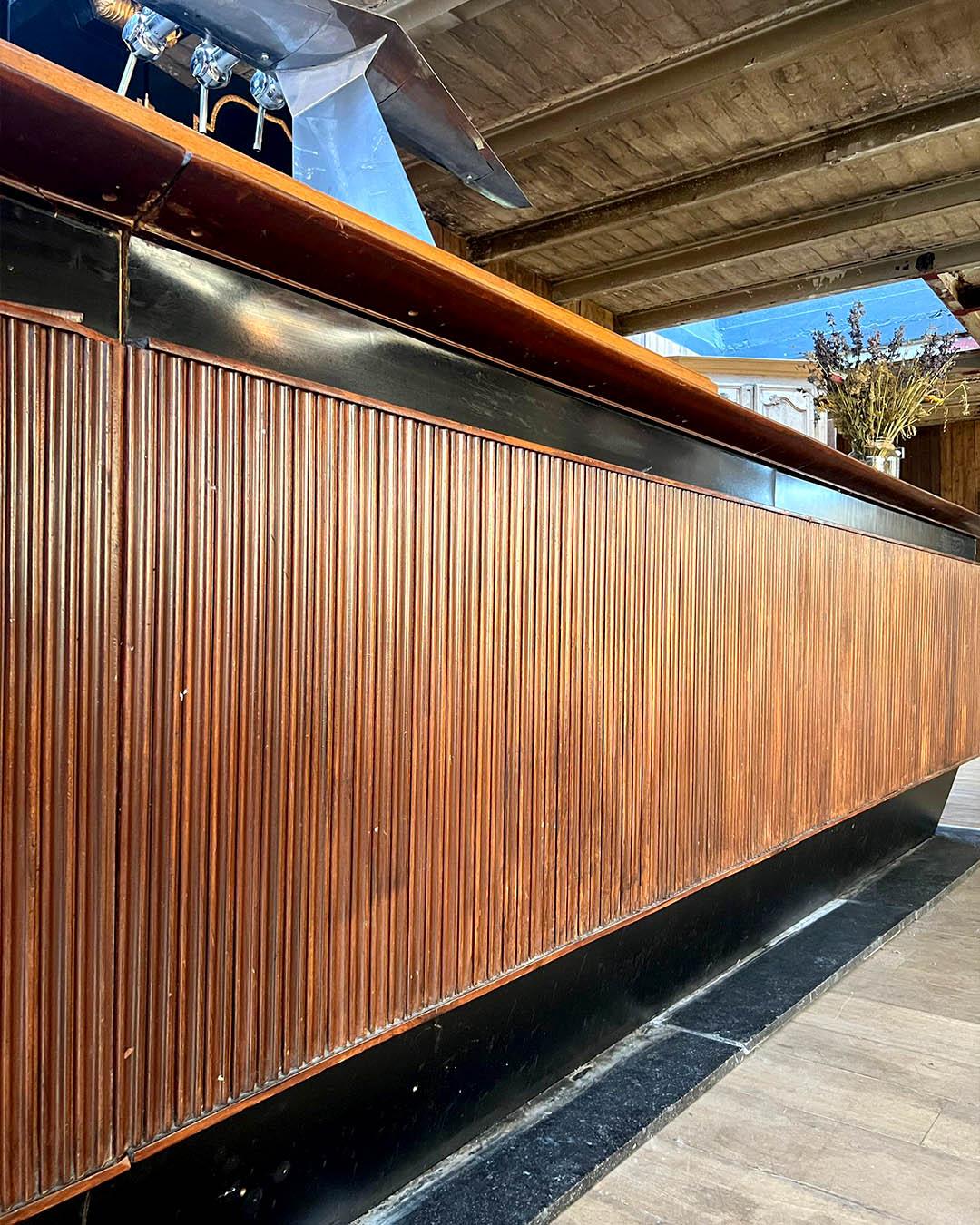 Gran Bar Contemporáneo con Fachada de Madera Acanalada y Encimera Efecto Palo de Rosa en venta 6