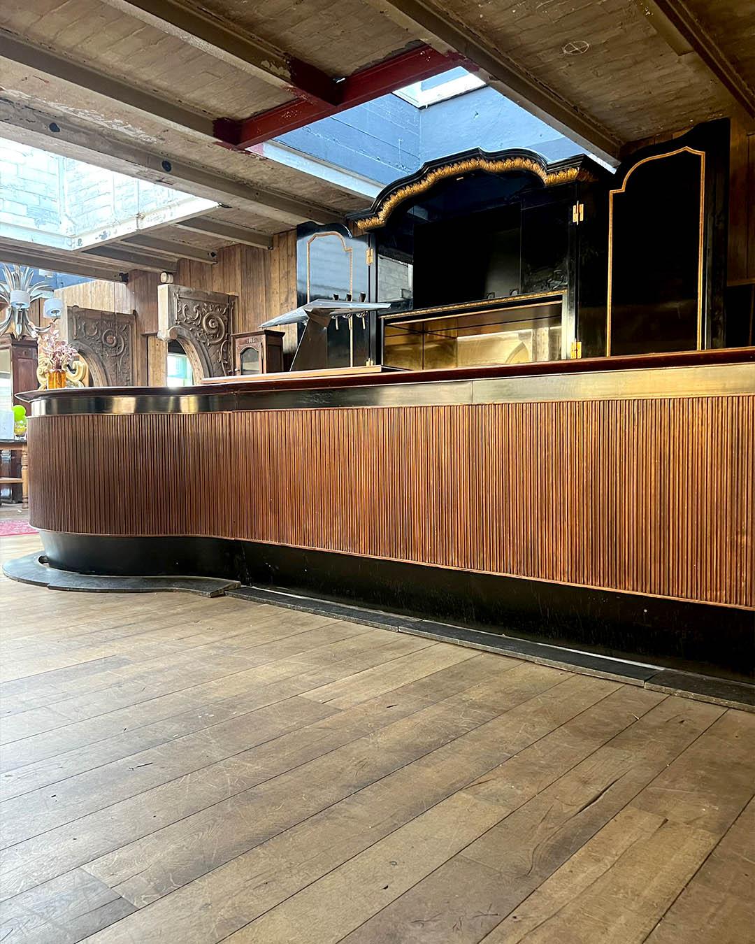 Gran Bar Contemporáneo con Fachada de Madera Acanalada y Encimera Efecto Palo de Rosa en venta 7